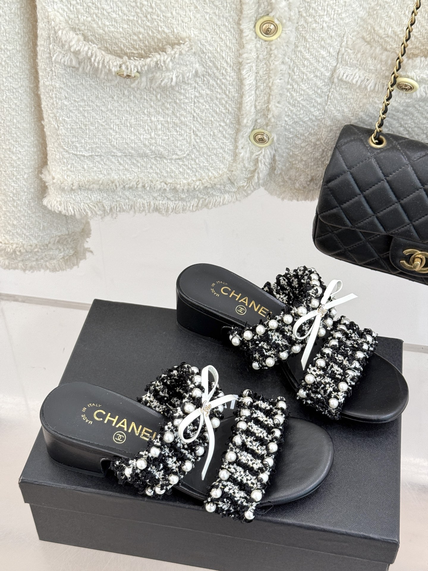 
CHANE*｜小香25C早春新品
双C蝴蝶结珍珠高跟拖鞋
对它一见钟情 不夸张哦～
知道你们一定会喜欢