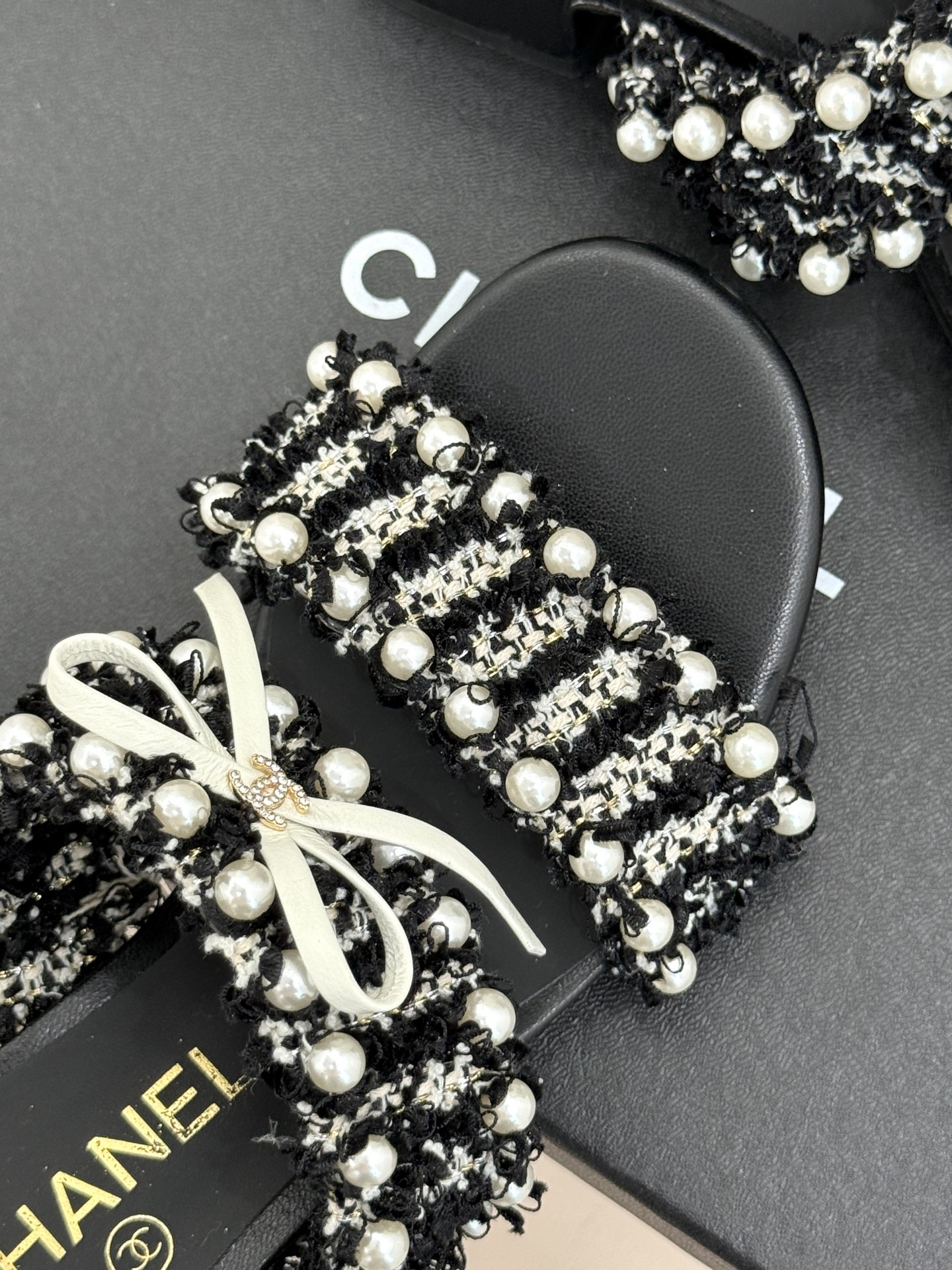 
CHANE*｜小香25C早春新品
双C蝴蝶结珍珠高跟拖鞋
对它一见钟情 不夸张哦～
知道你们一定会喜欢