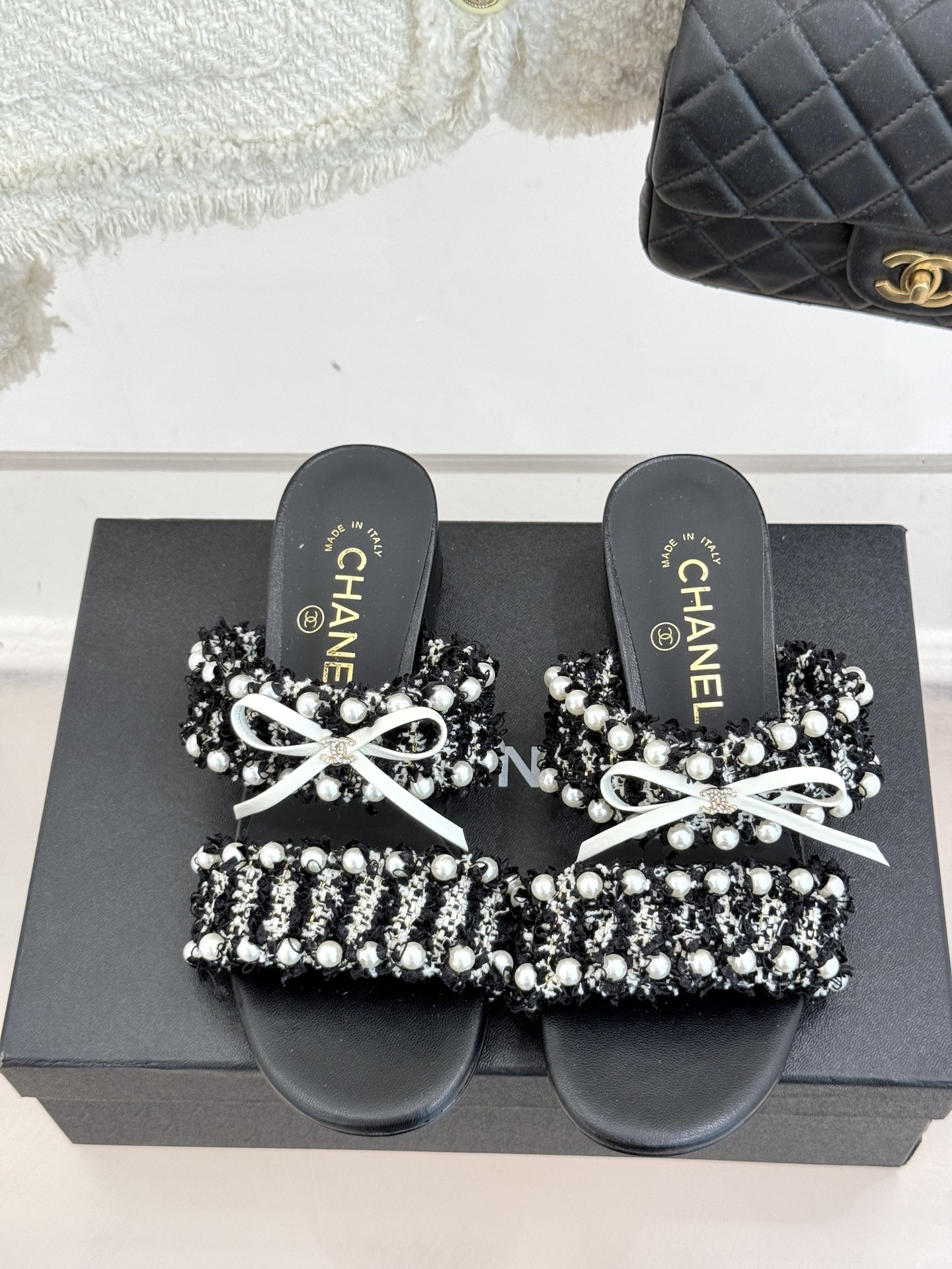 
CHANE*｜小香25C早春新品
双C蝴蝶结珍珠高跟拖鞋
对它一见钟情 不夸张哦～
知道你们一定会喜欢