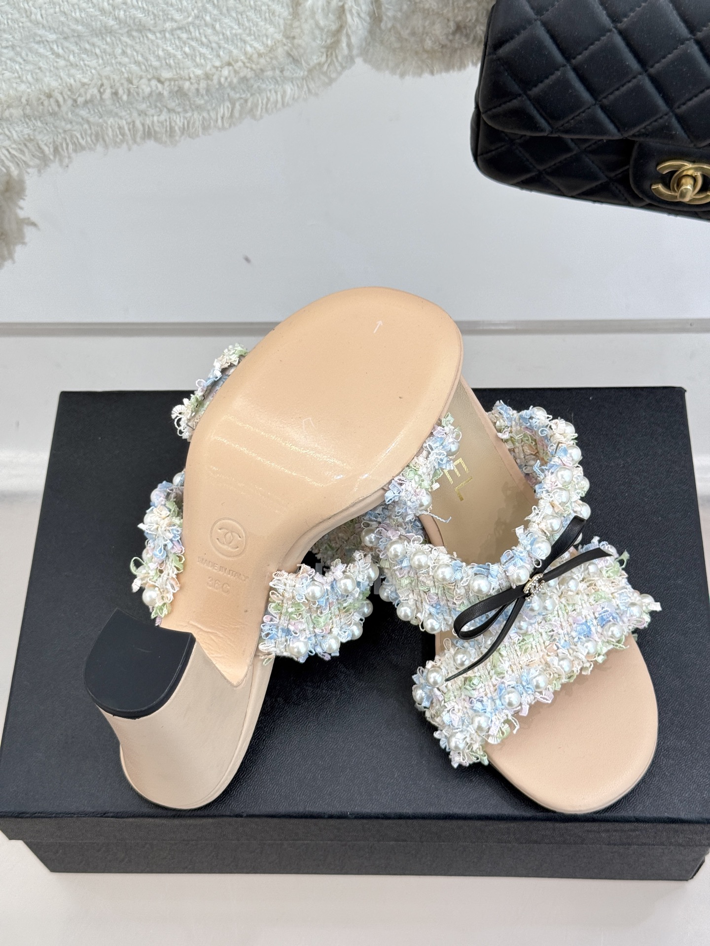 
CHANE*｜小香25C早春新品
双C蝴蝶结珍珠高跟拖鞋
对它一见钟情 不夸张哦～
知道你们一定会喜欢