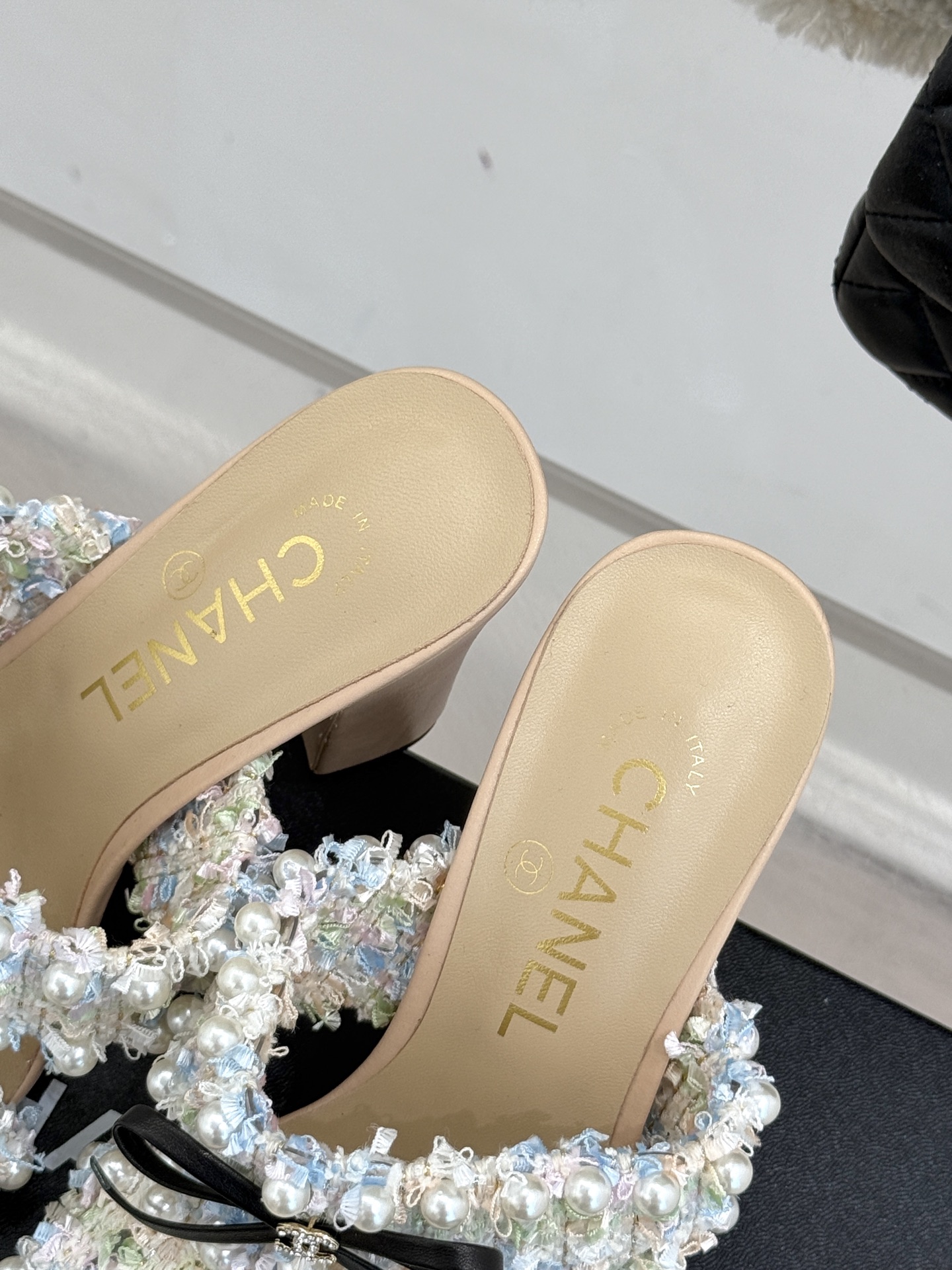 
CHANE*｜小香25C早春新品
双C蝴蝶结珍珠高跟拖鞋
对它一见钟情 不夸张哦～
知道你们一定会喜欢