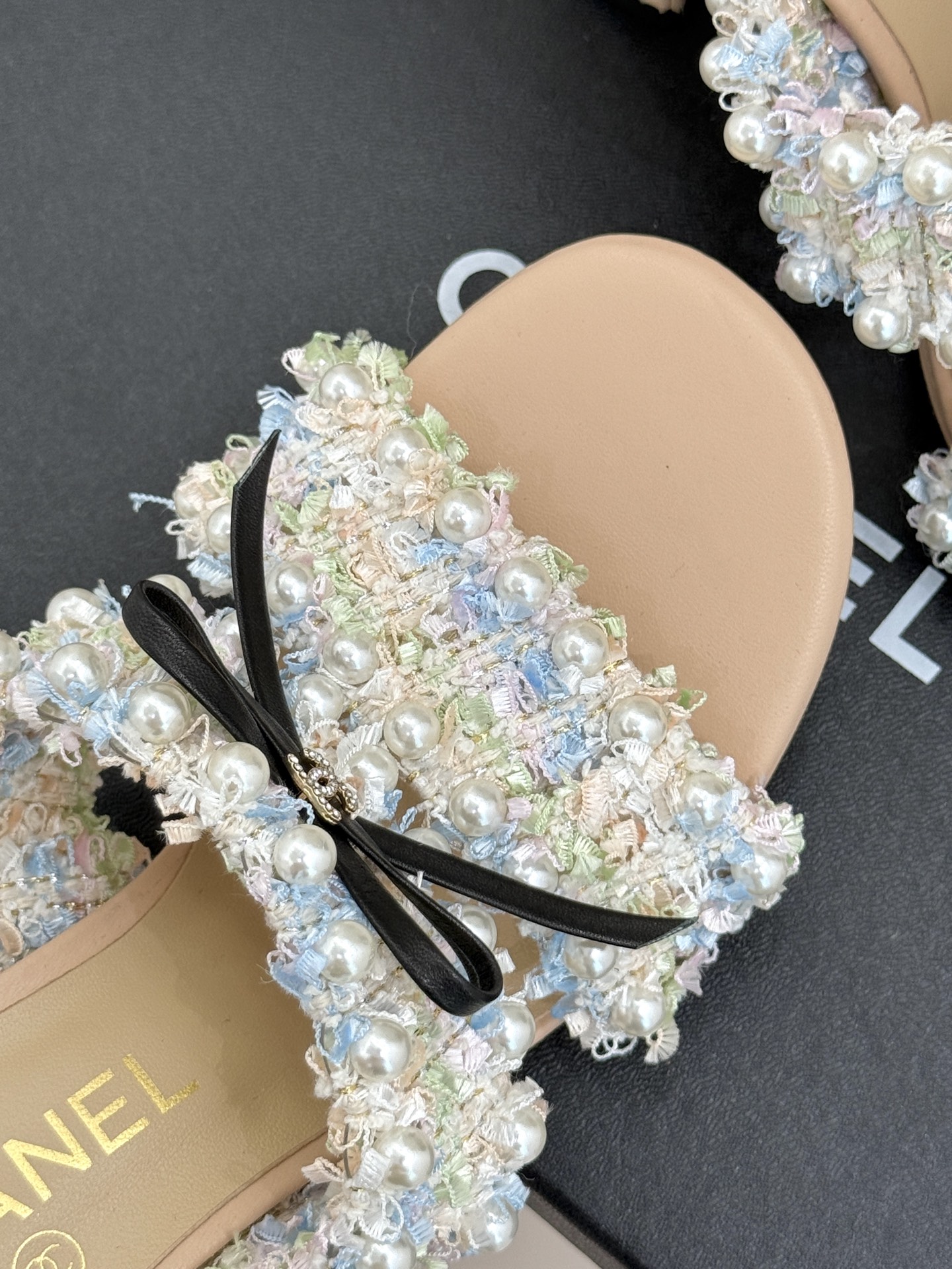 
CHANE*｜小香25C早春新品
双C蝴蝶结珍珠高跟拖鞋
对它一见钟情 不夸张哦～
知道你们一定会喜欢