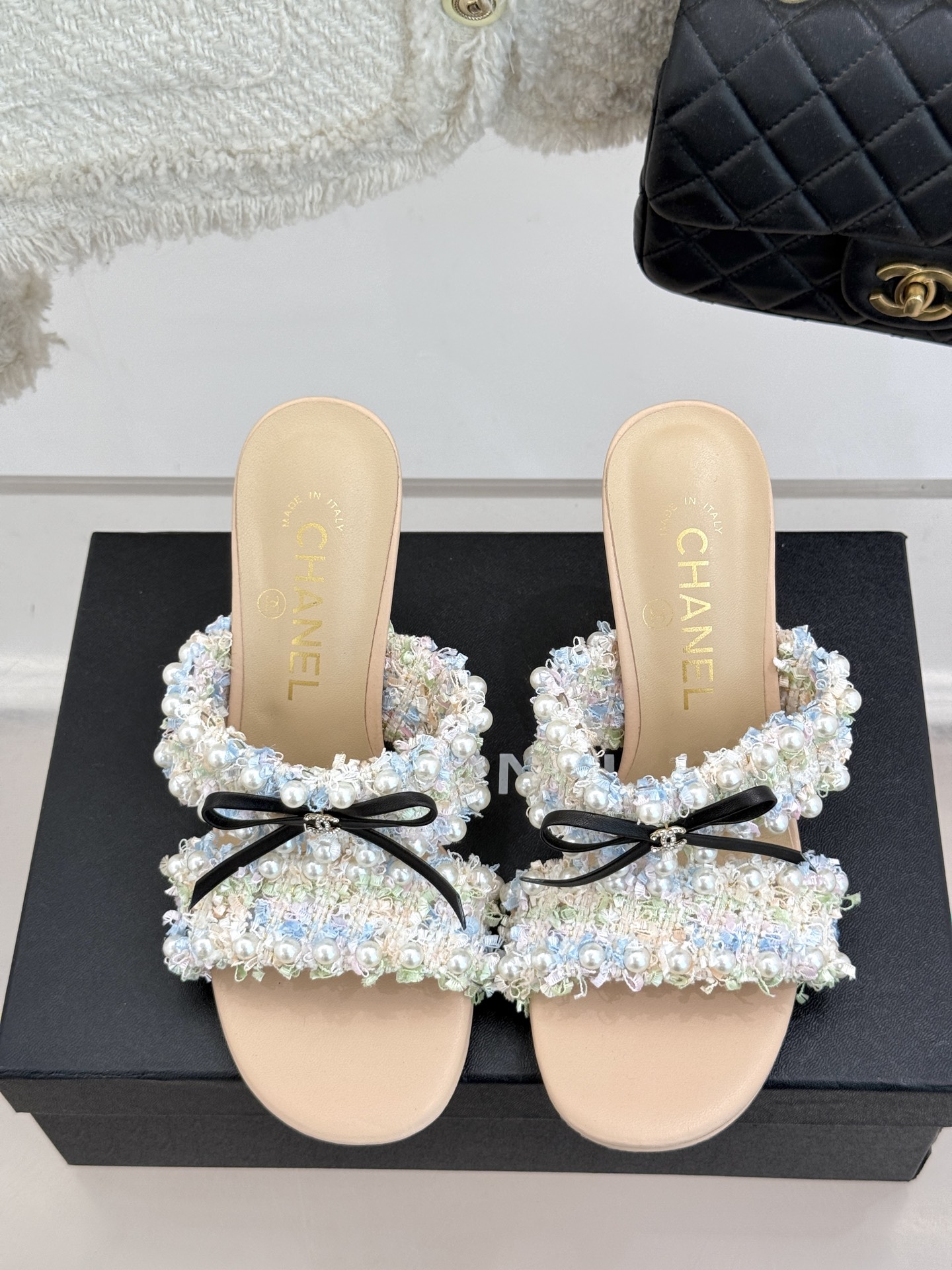 
CHANE*｜小香25C早春新品
双C蝴蝶结珍珠高跟拖鞋
对它一见钟情 不夸张哦～
知道你们一定会喜欢