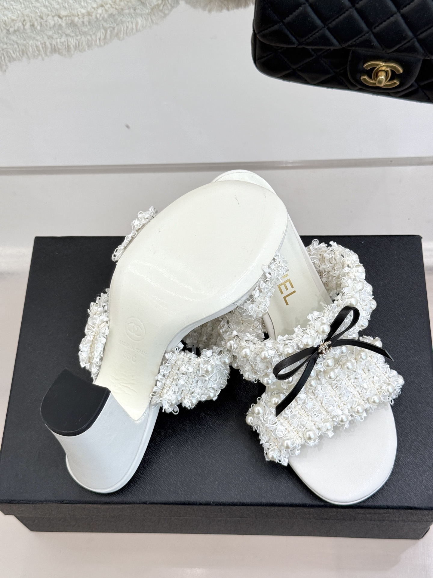 
CHANE*｜小香25C早春新品
双C蝴蝶结珍珠高跟拖鞋
对它一见钟情 不夸张哦～
知道你们一定会喜欢