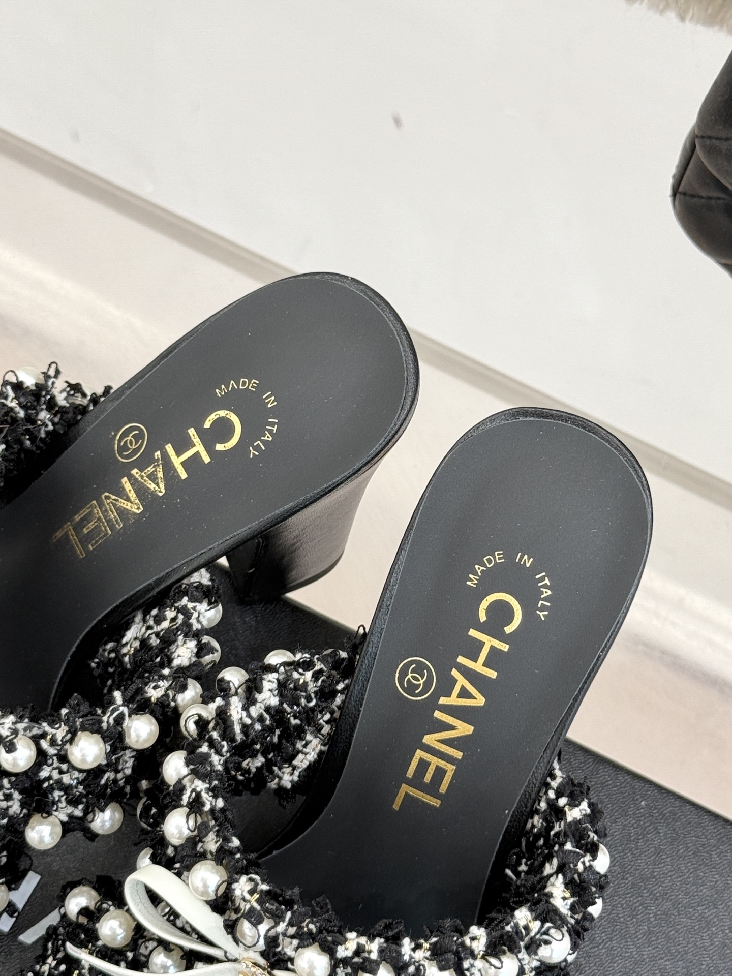 
CHANE*｜小香25C早春新品
双C蝴蝶结珍珠高跟拖鞋
对它一见钟情 不夸张哦～
知道你们一定会喜欢