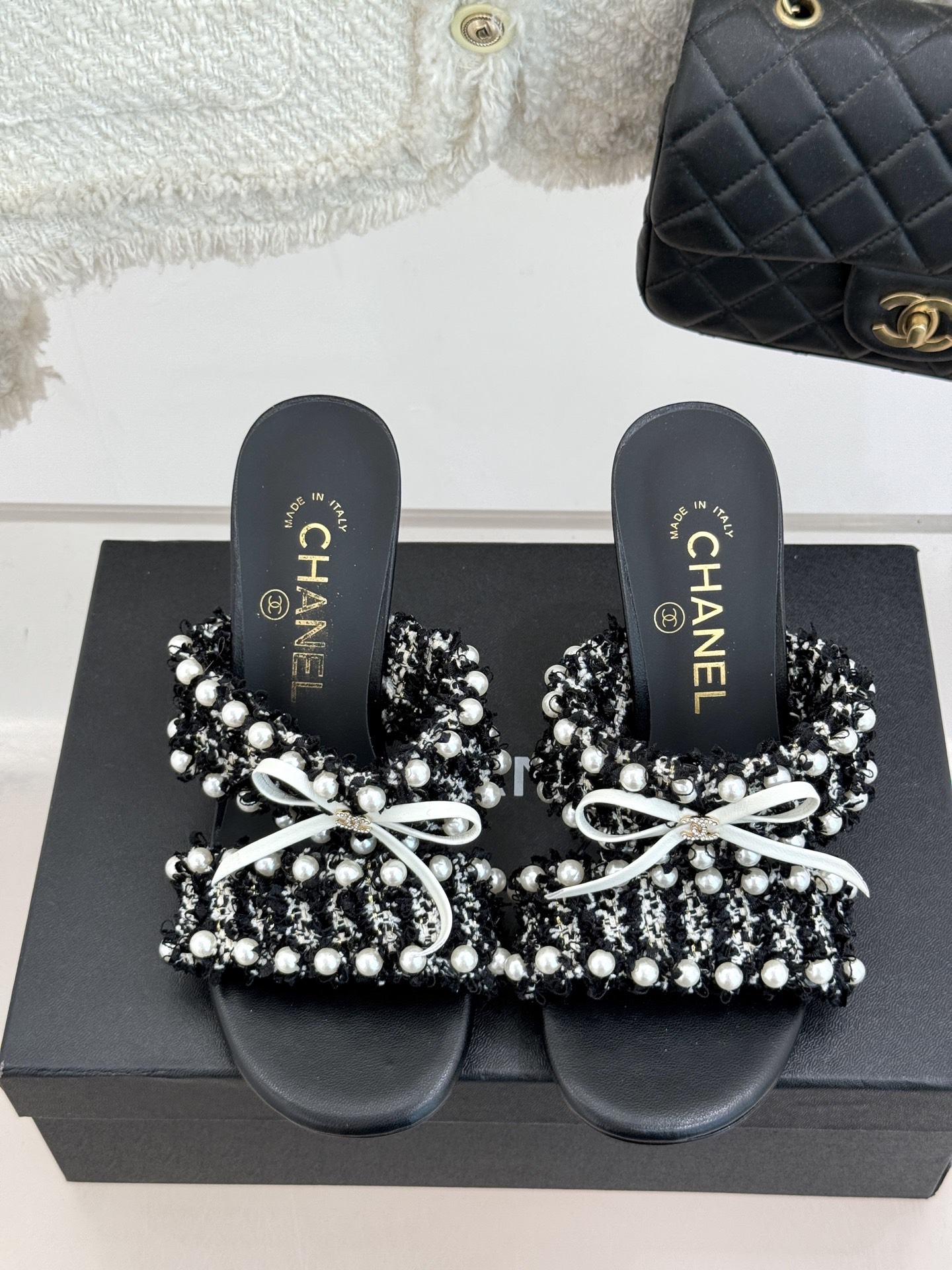 
CHANE*｜小香25C早春新品
双C蝴蝶结珍珠高跟拖鞋
对它一见钟情 不夸张哦～
知道你们一定会喜欢