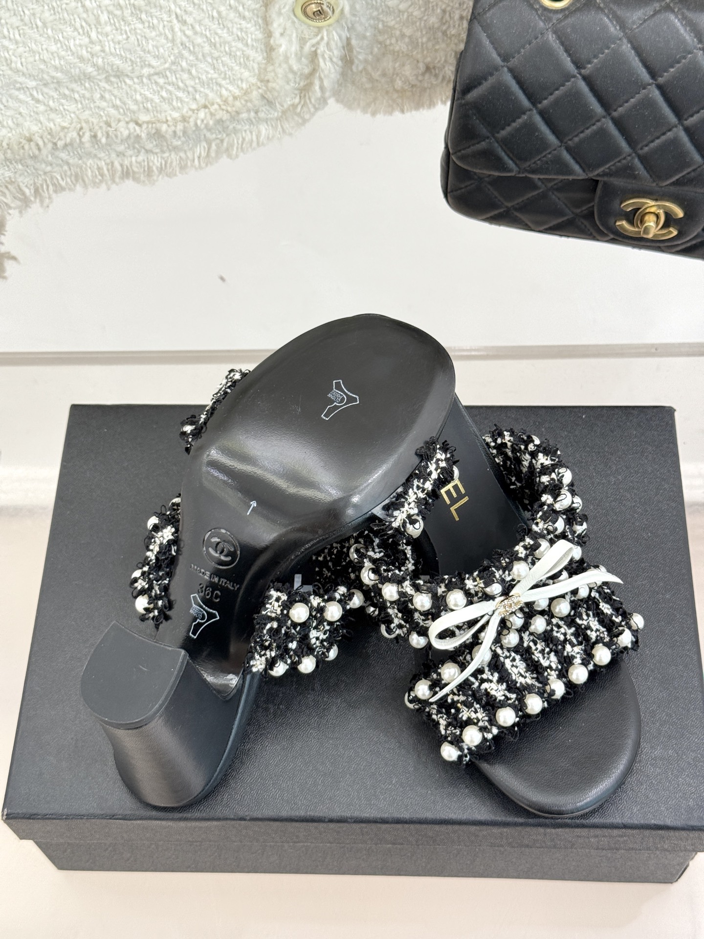 
CHANE*｜小香25C早春新品
双C蝴蝶结珍珠高跟拖鞋
对它一见钟情 不夸张哦～
知道你们一定会喜欢