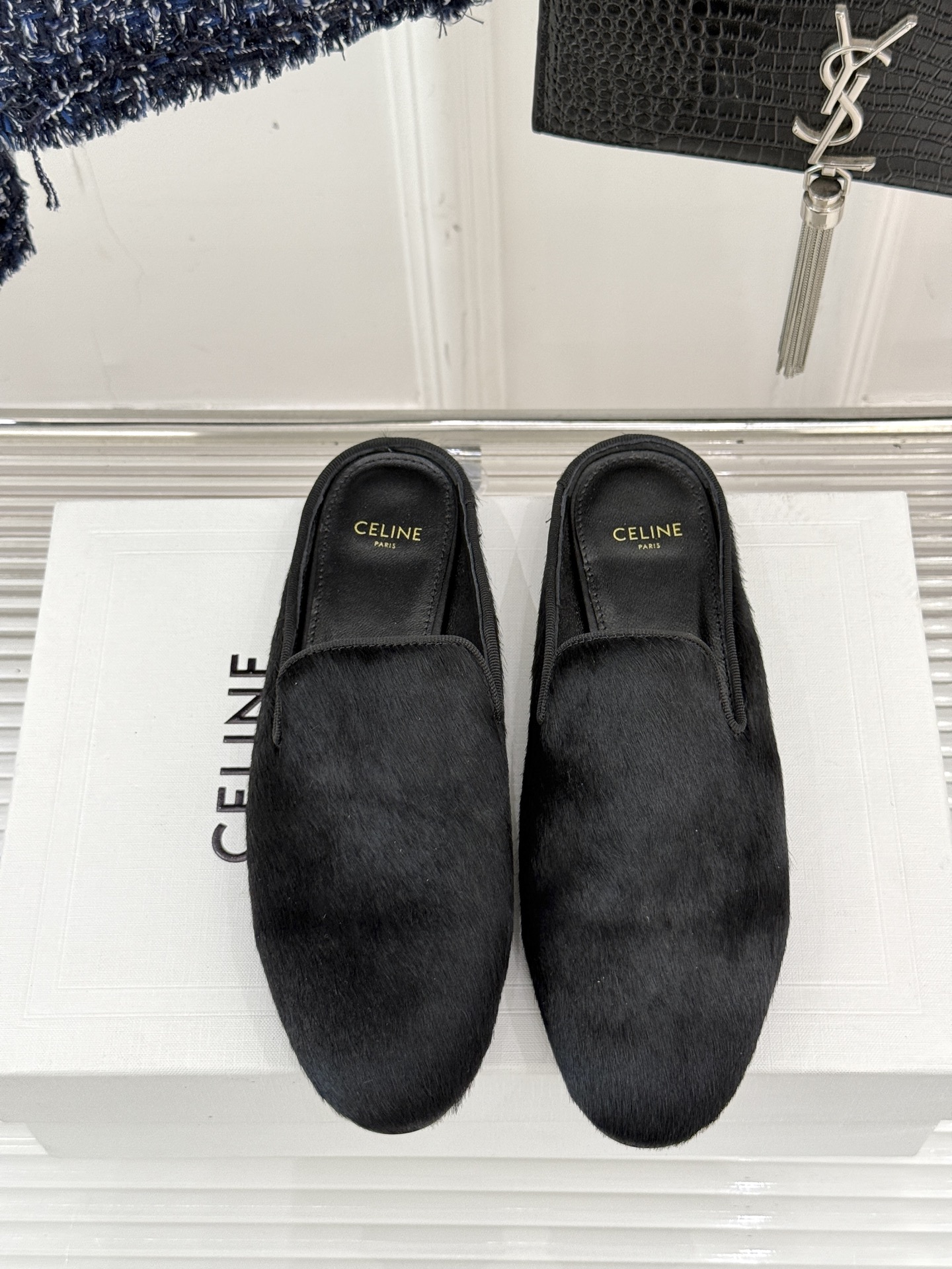 
Celine/赛琳经典复古半拖拖鞋
自带复古气息又娇俏的玛丽珍鞋
凯旋门五金扣极具品牌辨识度
感鞋型柔