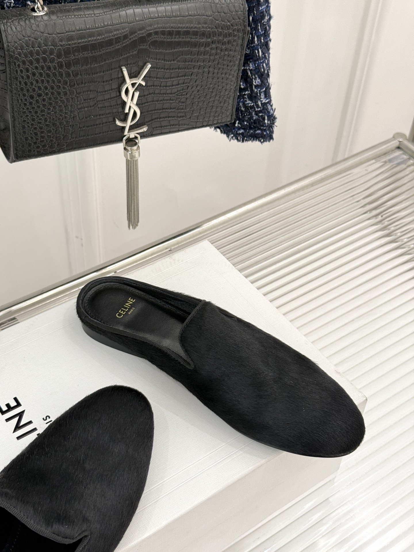 
Celine/赛琳经典复古半拖拖鞋
自带复古气息又娇俏的玛丽珍鞋
凯旋门五金扣极具品牌辨识度
感鞋型柔