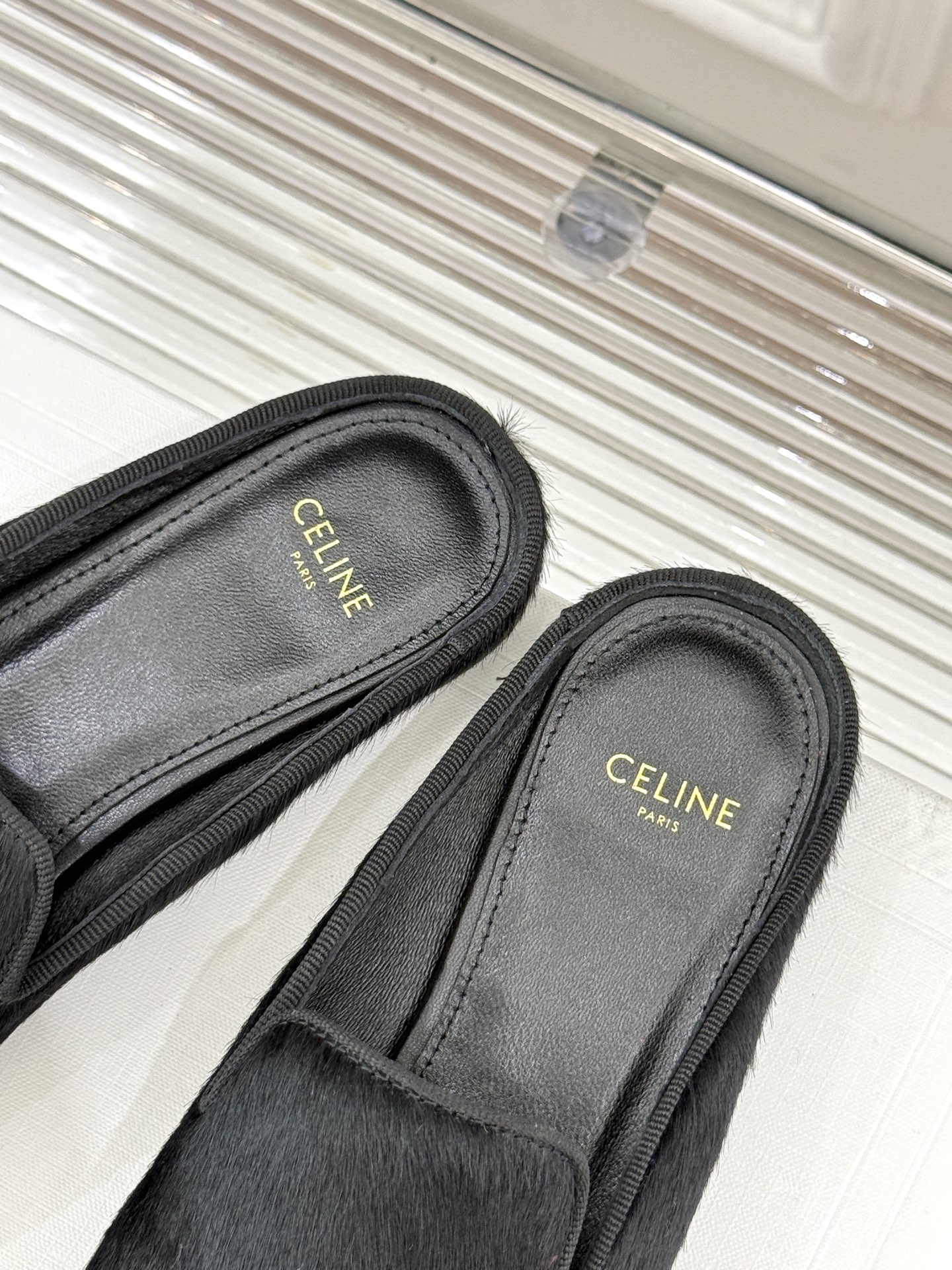 
Celine/赛琳经典复古半拖拖鞋
自带复古气息又娇俏的玛丽珍鞋
凯旋门五金扣极具品牌辨识度
感鞋型柔