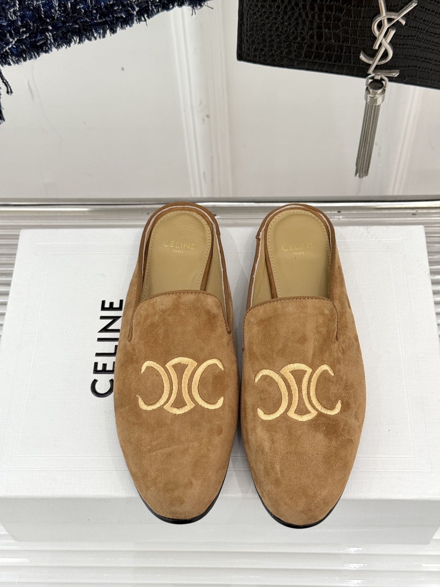 
Celine/赛琳经典复古半拖拖鞋
自带复古气息又娇俏的玛丽珍鞋
凯旋门五金扣极具品牌辨识度
感鞋型柔