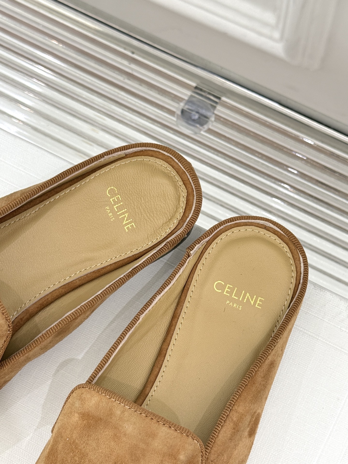 
Celine/赛琳经典复古半拖拖鞋
自带复古气息又娇俏的玛丽珍鞋
凯旋门五金扣极具品牌辨识度
感鞋型柔