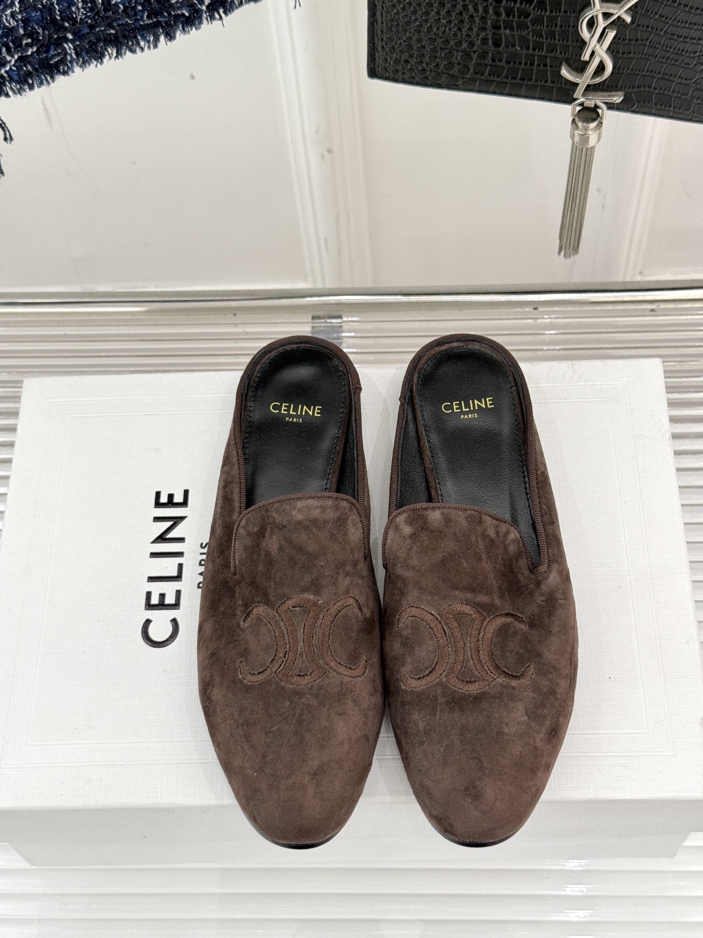 
Celine/赛琳经典复古半拖拖鞋
自带复古气息又娇俏的玛丽珍鞋
凯旋门五金扣极具品牌辨识度
感鞋型柔