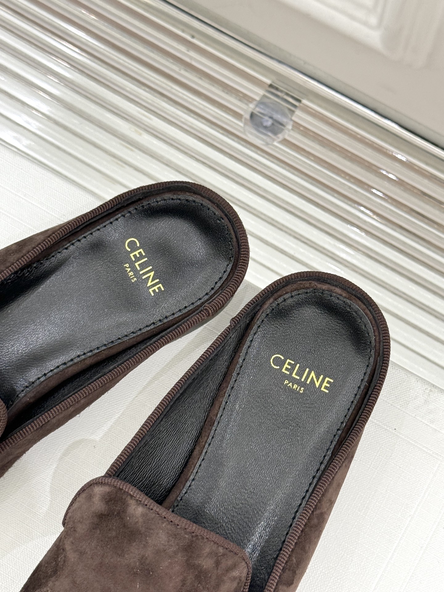 
Celine/赛琳经典复古半拖拖鞋
自带复古气息又娇俏的玛丽珍鞋
凯旋门五金扣极具品牌辨识度
感鞋型柔