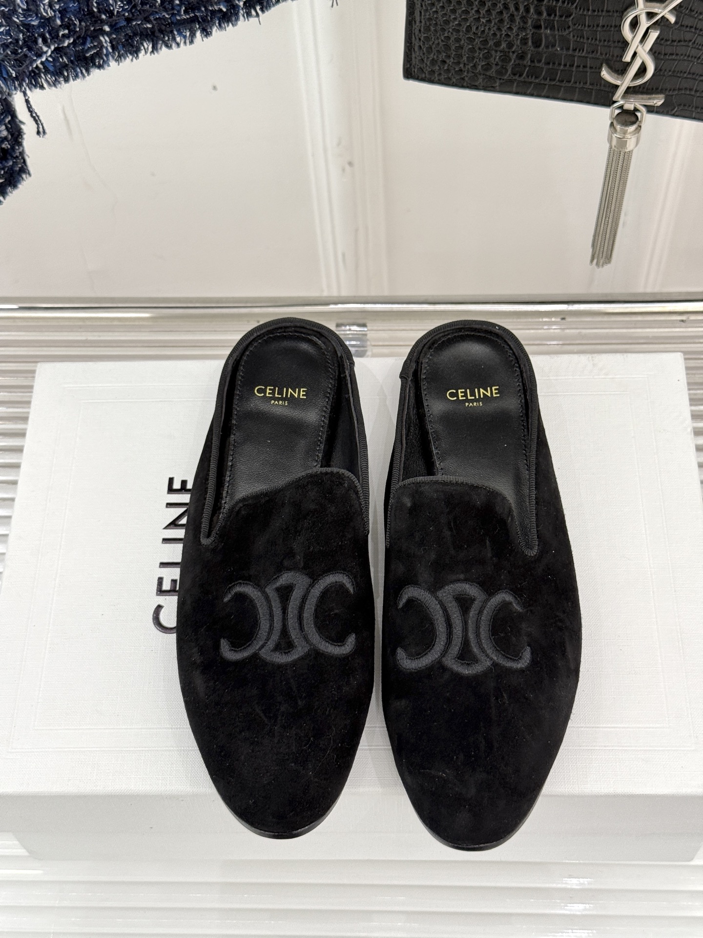 
Celine/赛琳经典复古半拖拖鞋
自带复古气息又娇俏的玛丽珍鞋
凯旋门五金扣极具品牌辨识度
感鞋型柔