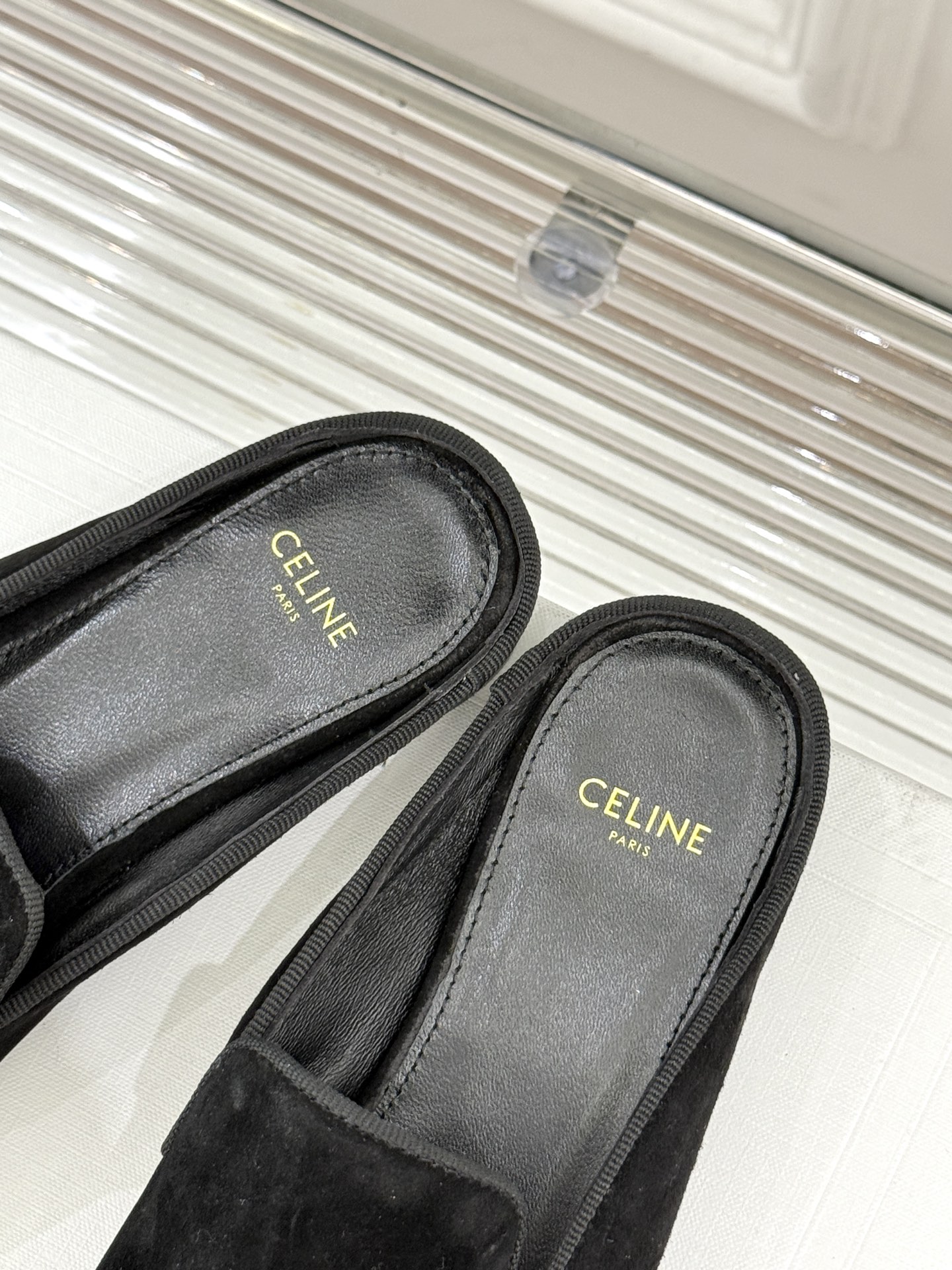 
Celine/赛琳经典复古半拖拖鞋
自带复古气息又娇俏的玛丽珍鞋
凯旋门五金扣极具品牌辨识度
感鞋型柔