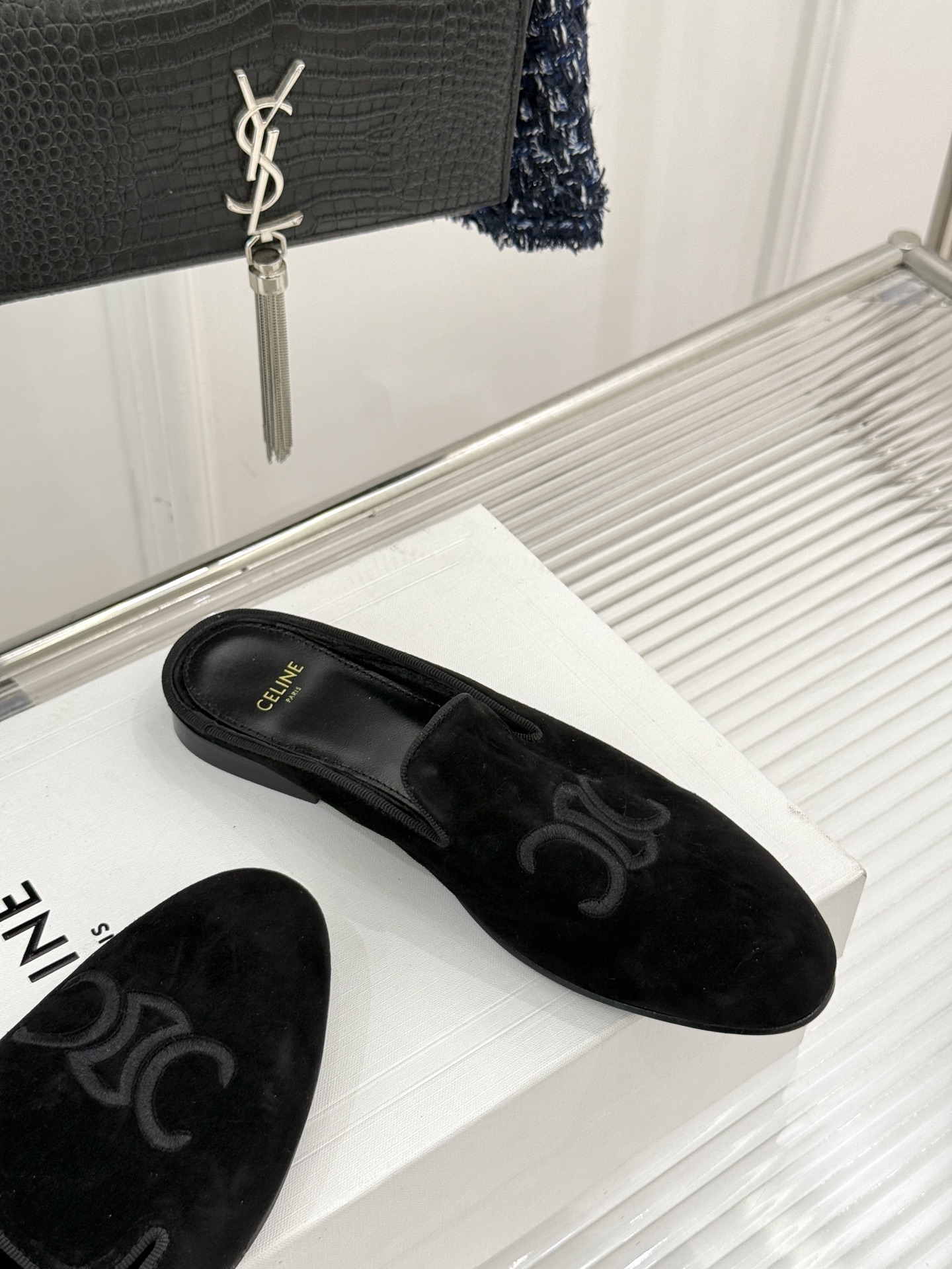
Celine/赛琳经典复古半拖拖鞋
自带复古气息又娇俏的玛丽珍鞋
凯旋门五金扣极具品牌辨识度
感鞋型柔