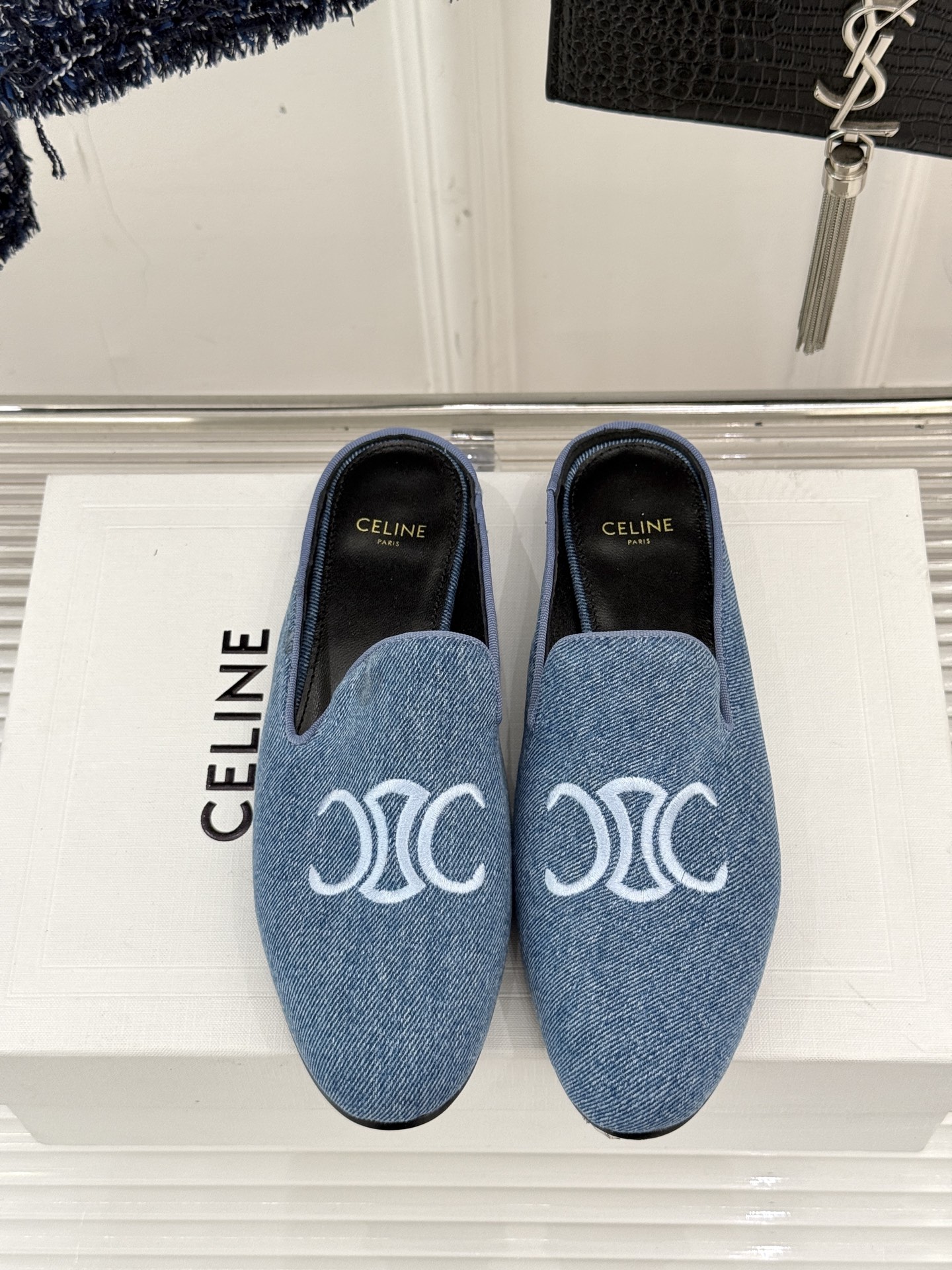 
Celine/赛琳经典复古半拖拖鞋
自带复古气息又娇俏的玛丽珍鞋
凯旋门五金扣极具品牌辨识度
感鞋型柔
