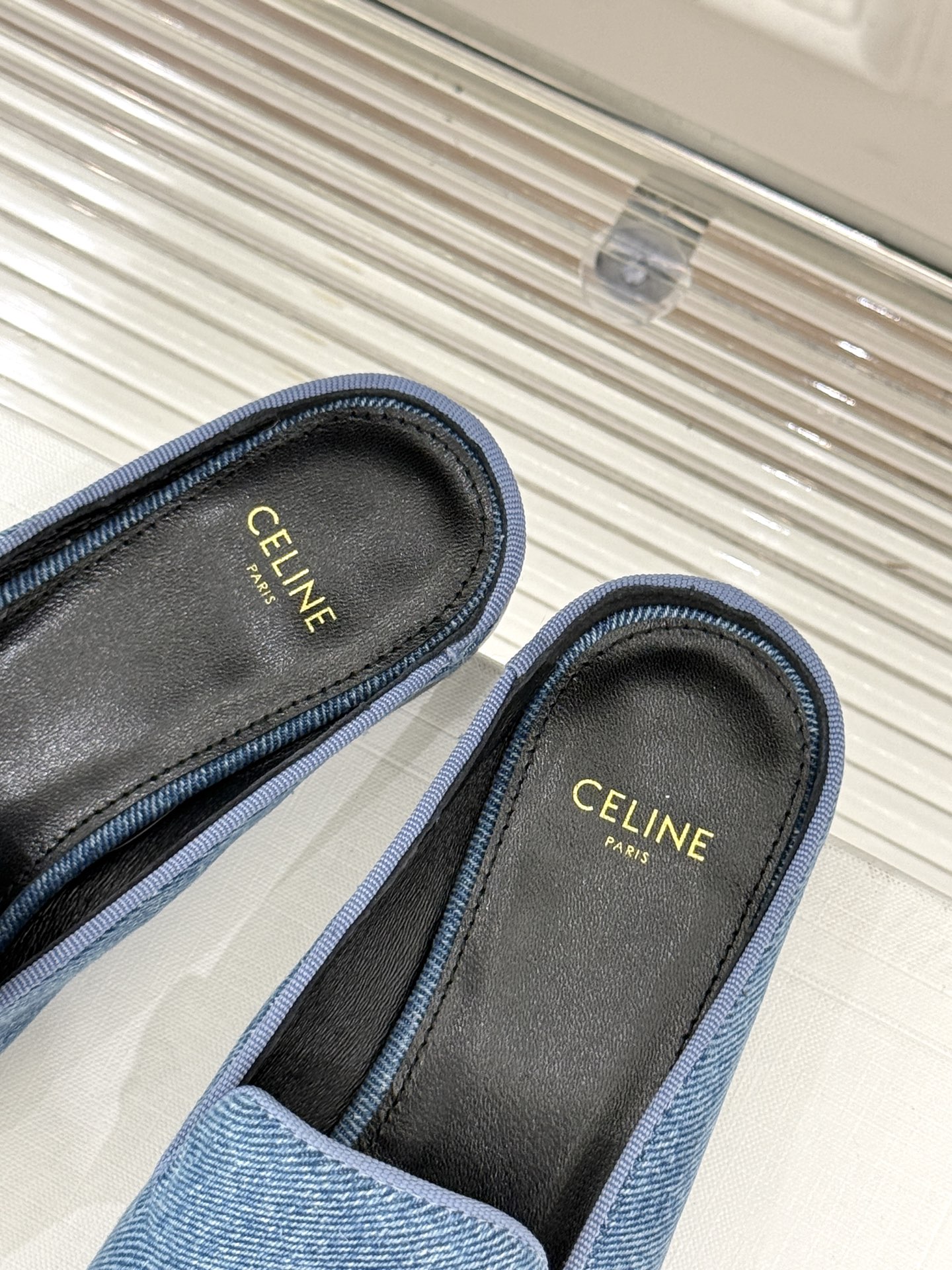 
Celine/赛琳经典复古半拖拖鞋
自带复古气息又娇俏的玛丽珍鞋
凯旋门五金扣极具品牌辨识度
感鞋型柔