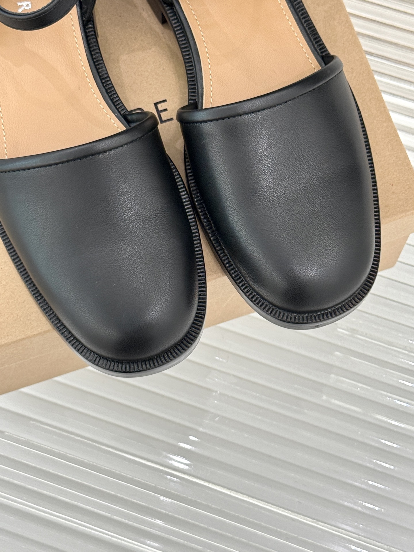 
Lemaire 25ss春夏新品凉鞋
夏天最值得入手的简约单品❗
️自带高级气场的拖鞋
也非常容易驾驭