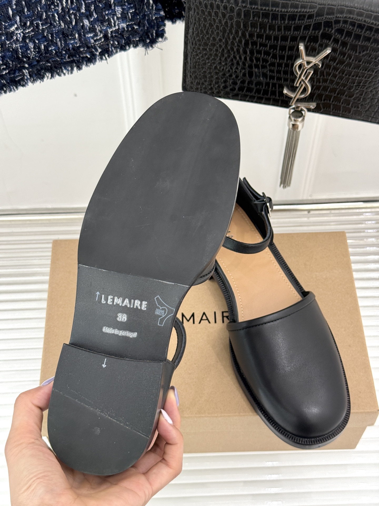 
Lemaire 25ss春夏新品凉鞋
夏天最值得入手的简约单品❗
️自带高级气场的拖鞋
也非常容易驾驭