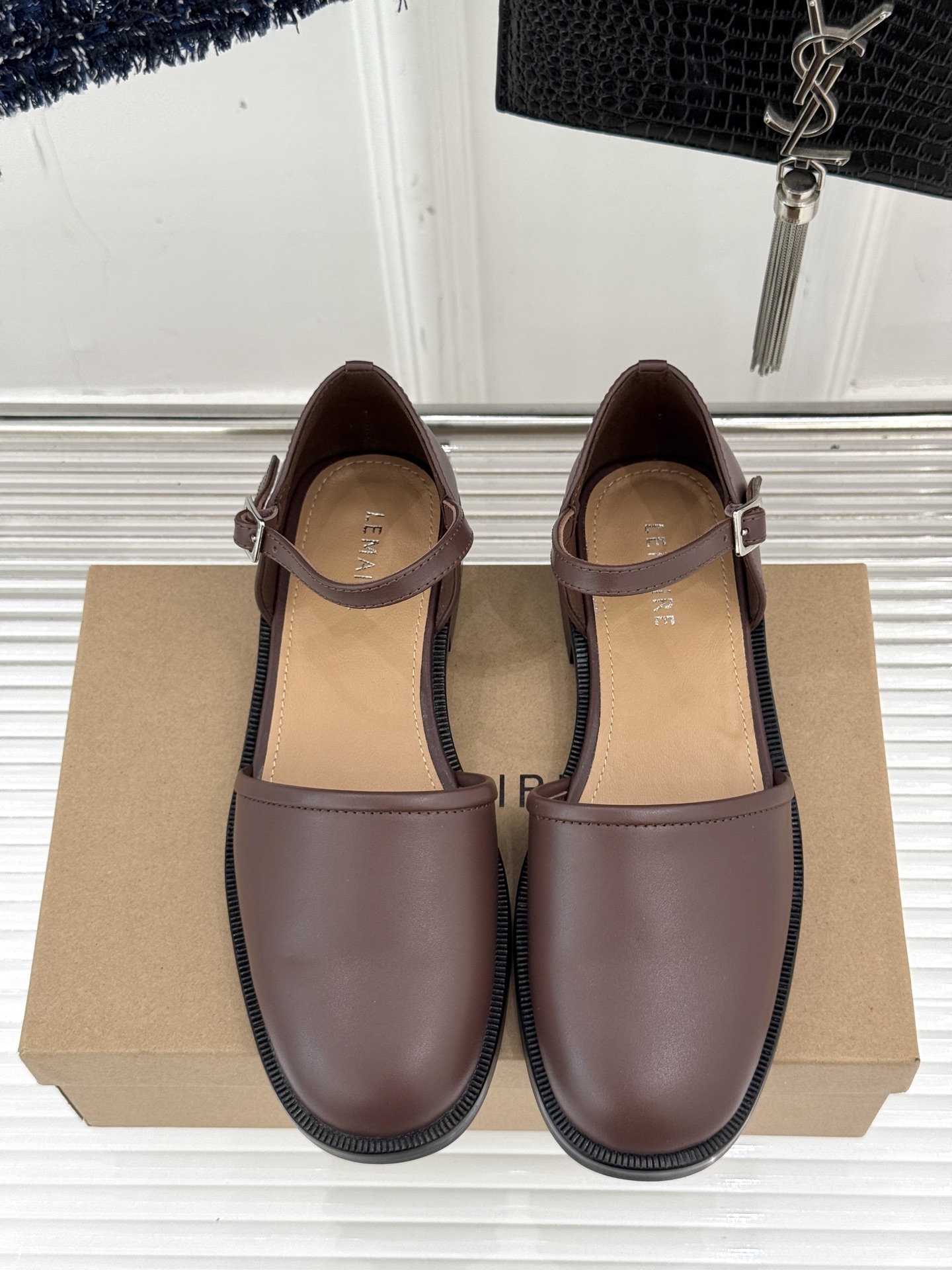 
Lemaire 25ss春夏新品凉鞋
夏天最值得入手的简约单品❗
️自带高级气场的拖鞋
也非常容易驾驭