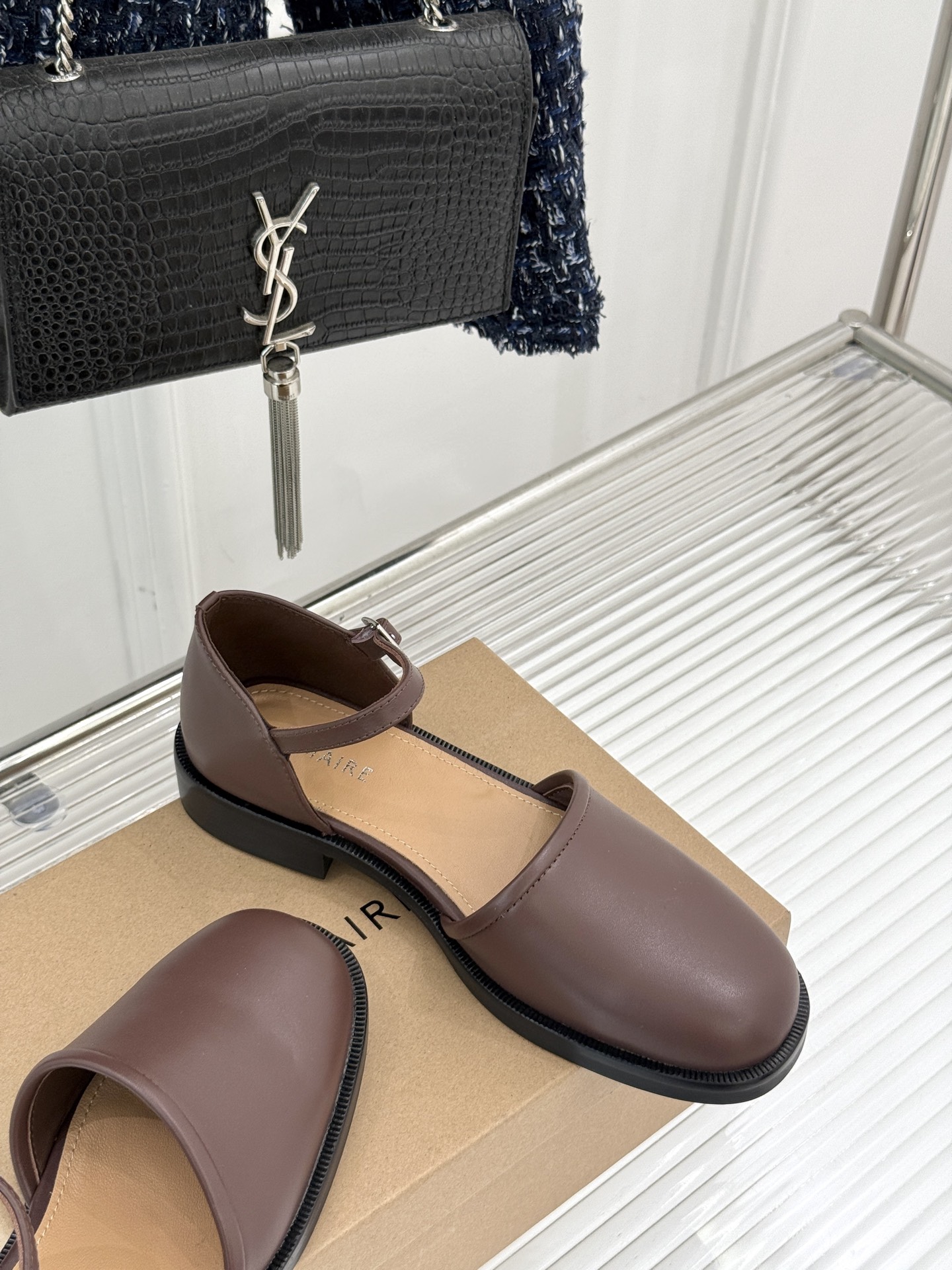 
Lemaire 25ss春夏新品凉鞋
夏天最值得入手的简约单品❗
️自带高级气场的拖鞋
也非常容易驾驭