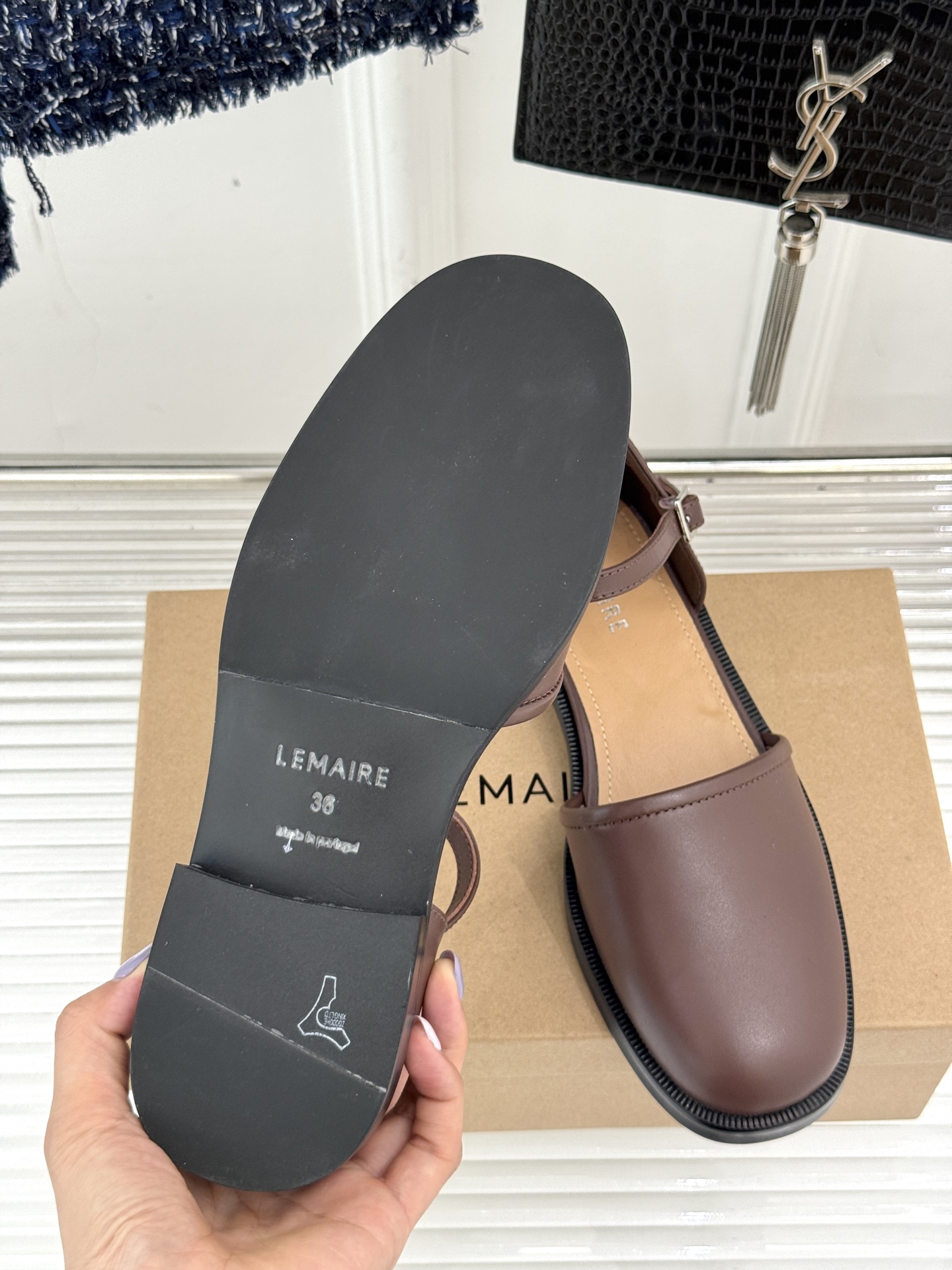 
Lemaire 25ss春夏新品凉鞋
夏天最值得入手的简约单品❗
️自带高级气场的拖鞋
也非常容易驾驭