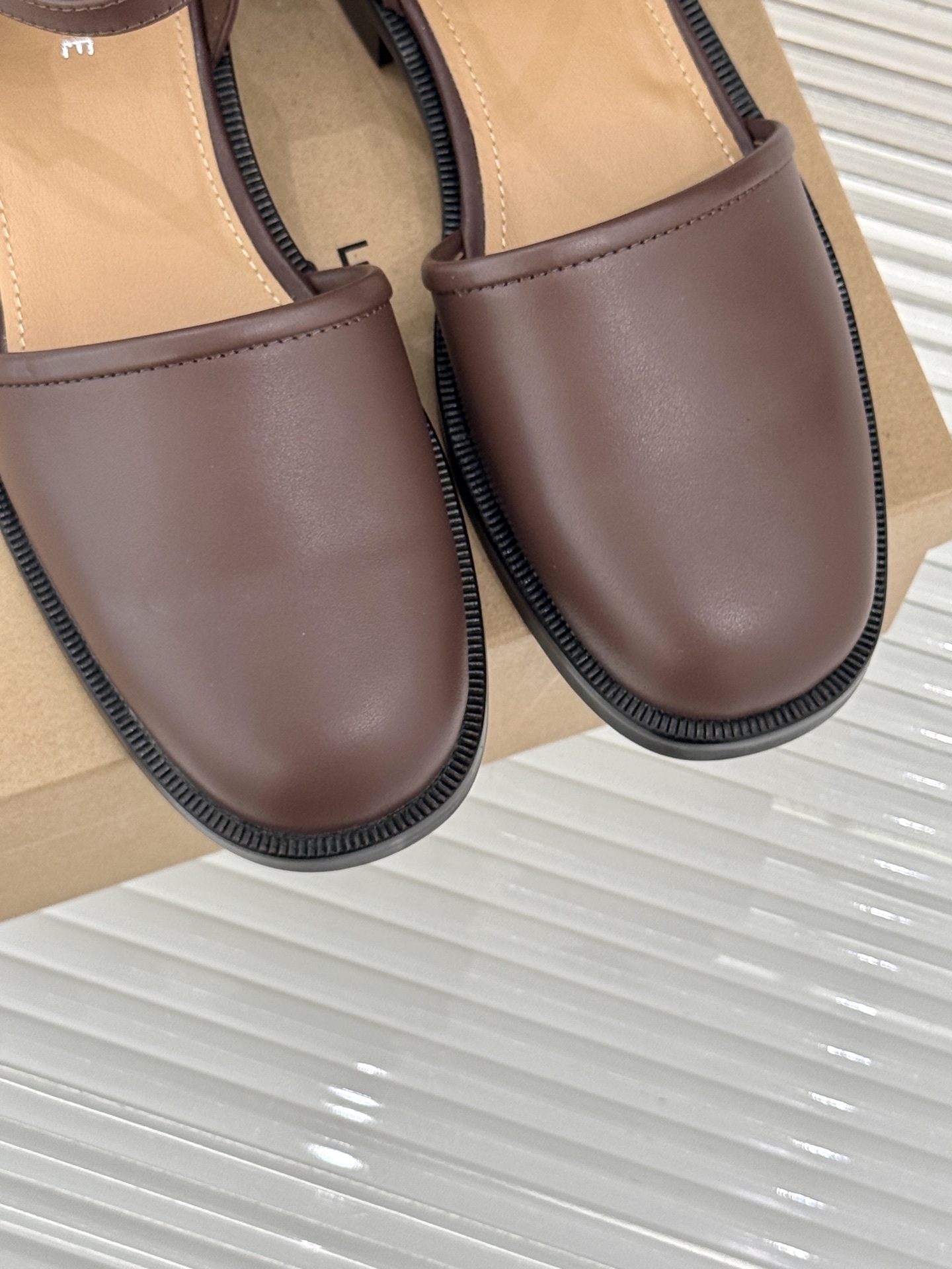 
Lemaire 25ss春夏新品凉鞋
夏天最值得入手的简约单品❗
️自带高级气场的拖鞋
也非常容易驾驭