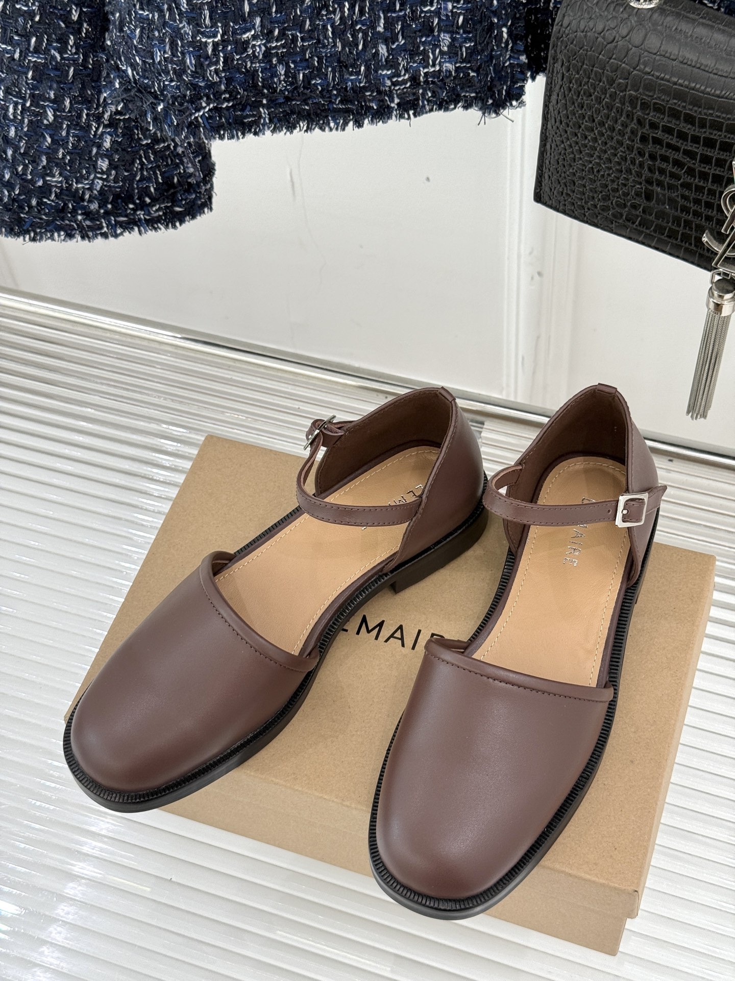 
Lemaire 25ss春夏新品凉鞋
夏天最值得入手的简约单品❗
️自带高级气场的拖鞋
也非常容易驾驭