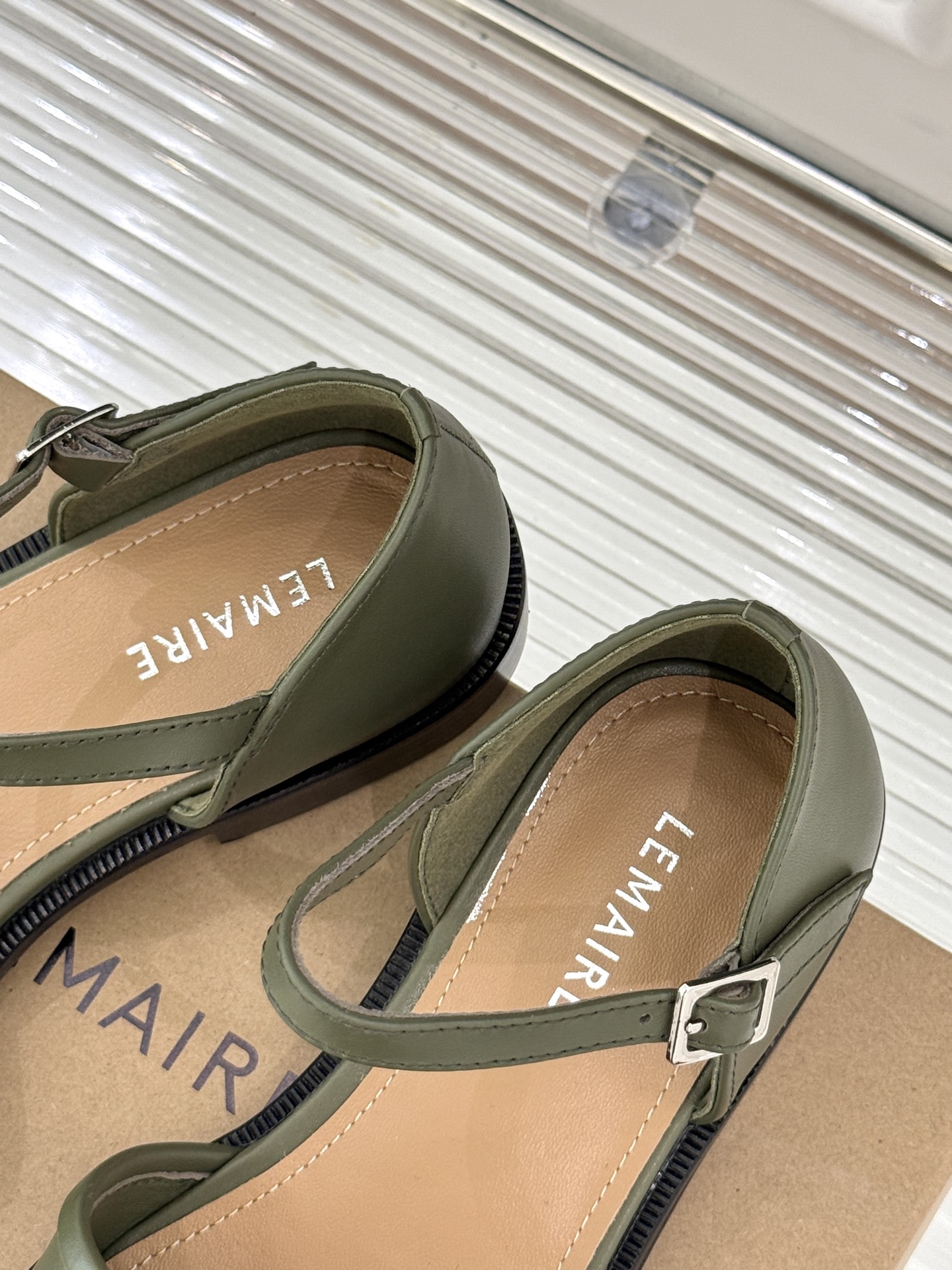 
Lemaire 25ss春夏新品凉鞋
夏天最值得入手的简约单品❗
️自带高级气场的拖鞋
也非常容易驾驭