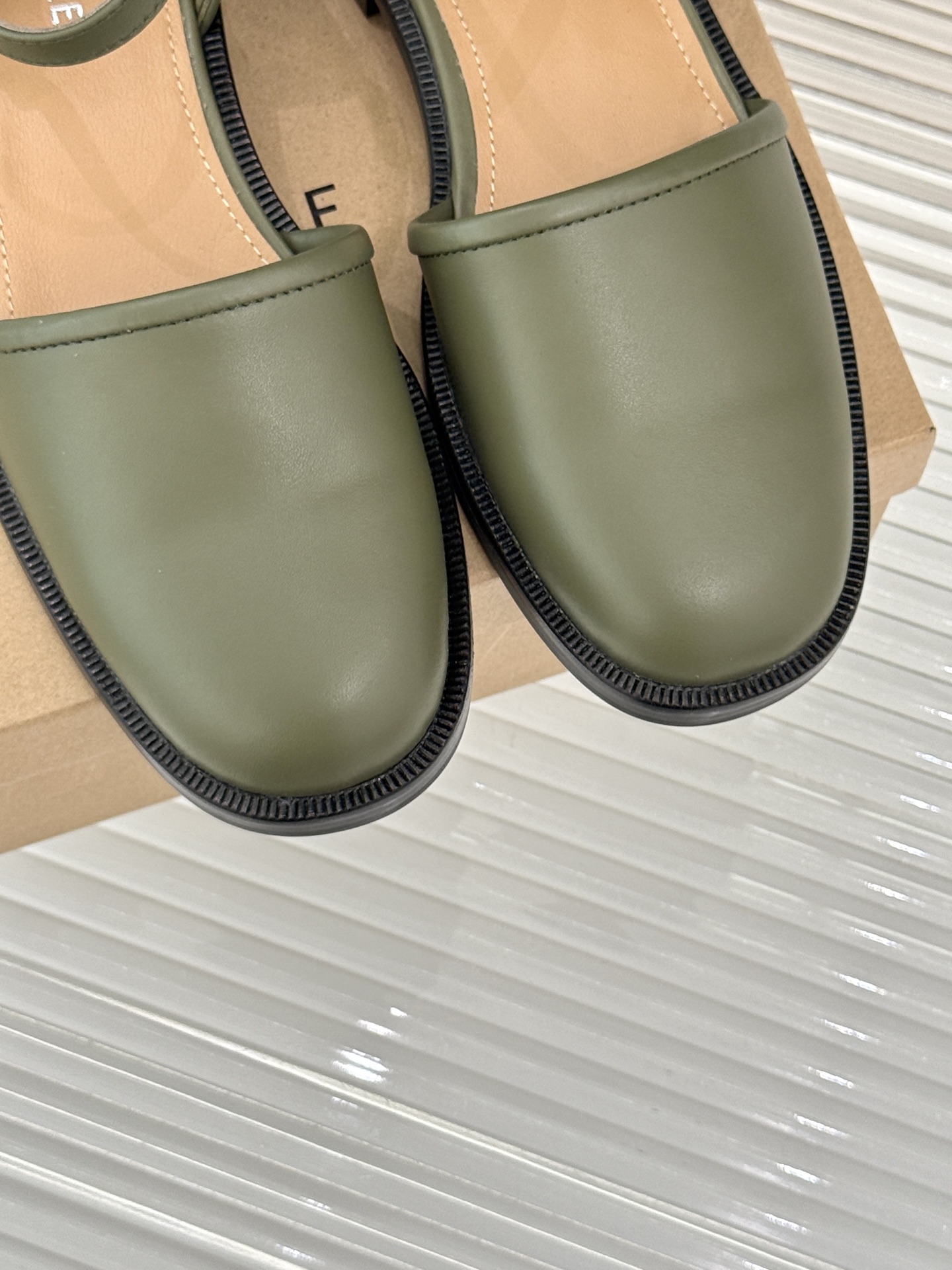 
Lemaire 25ss春夏新品凉鞋
夏天最值得入手的简约单品❗
️自带高级气场的拖鞋
也非常容易驾驭