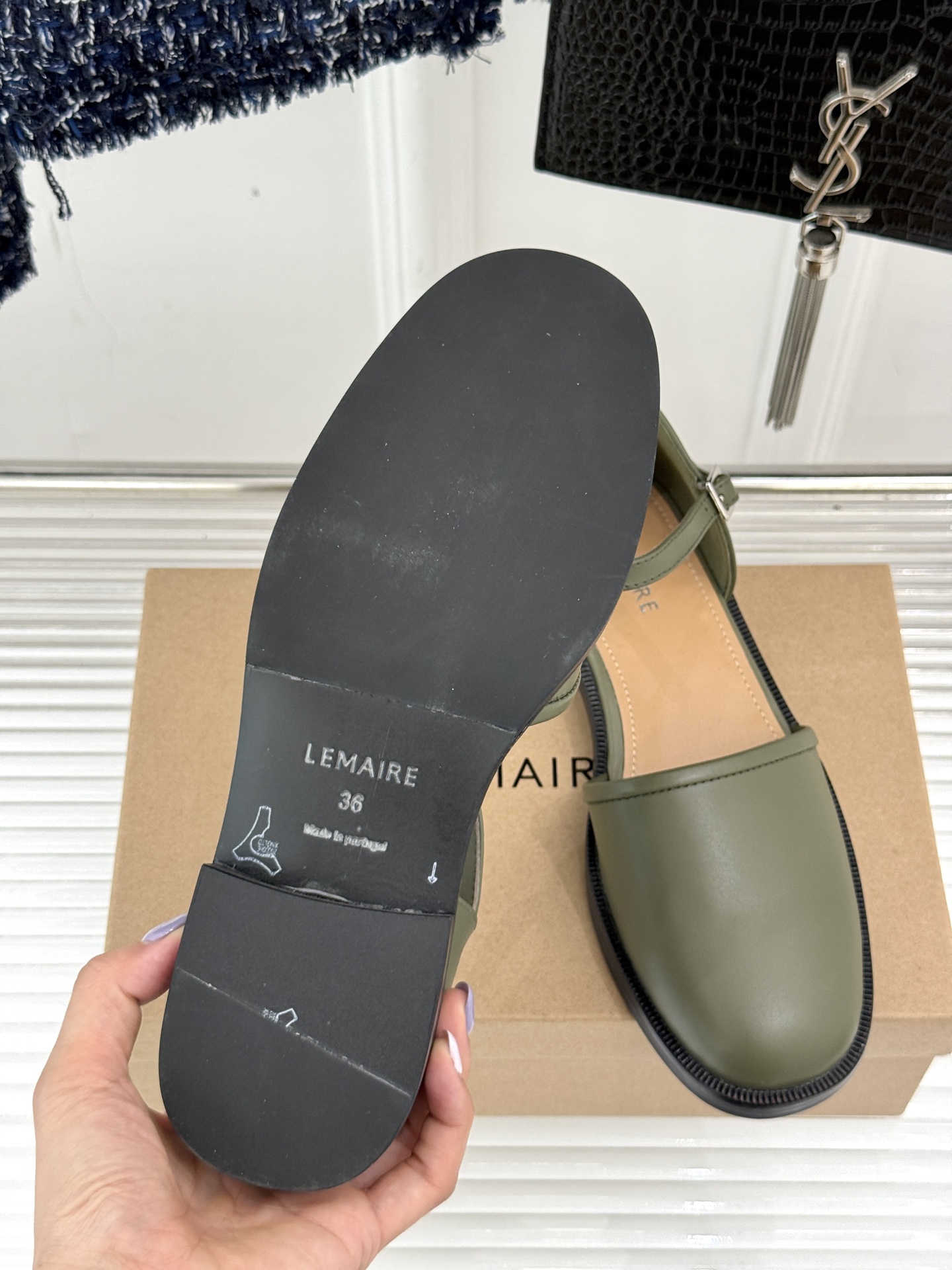 
Lemaire 25ss春夏新品凉鞋
夏天最值得入手的简约单品❗
️自带高级气场的拖鞋
也非常容易驾驭
