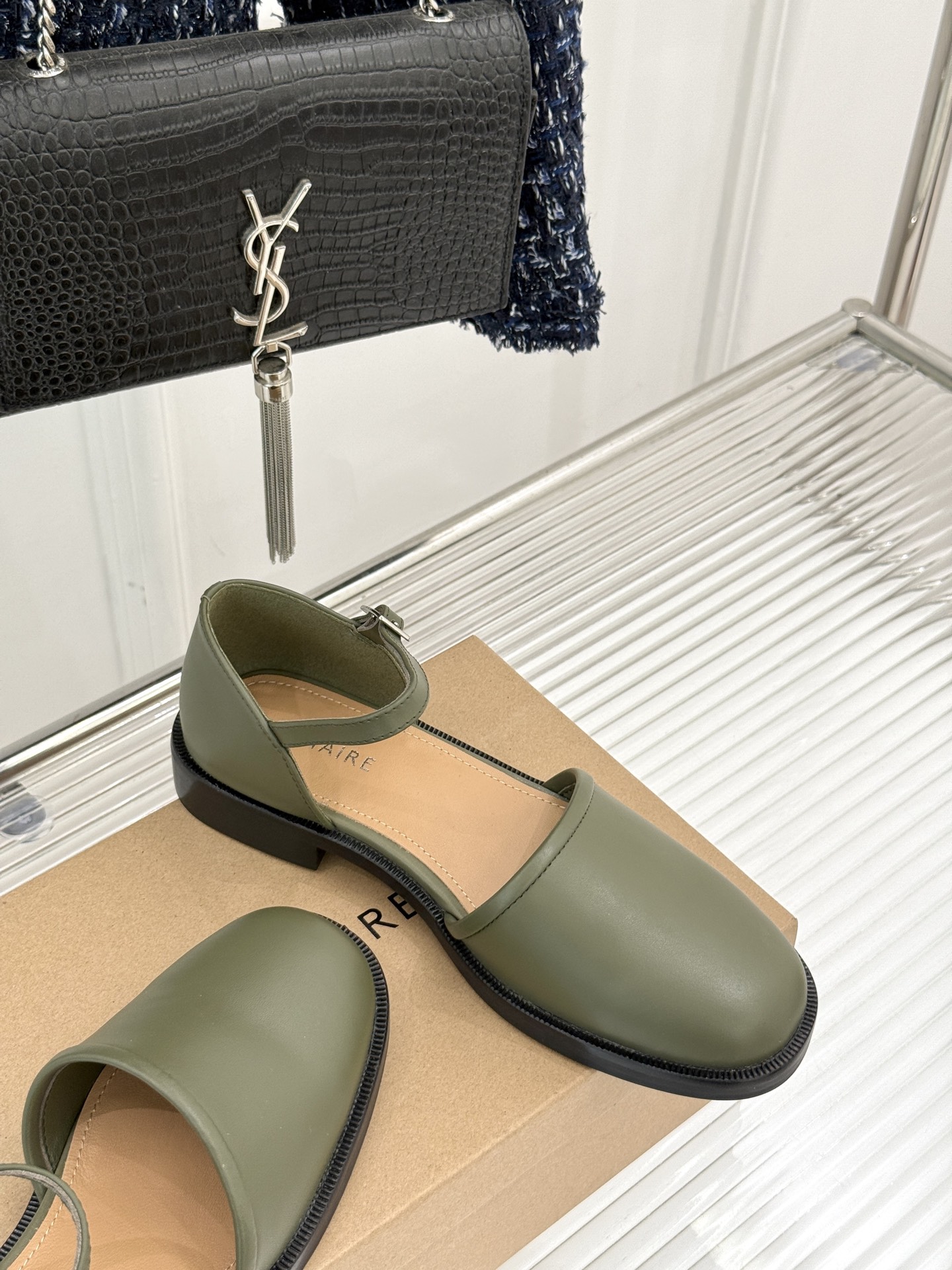 
Lemaire 25ss春夏新品凉鞋
夏天最值得入手的简约单品❗
️自带高级气场的拖鞋
也非常容易驾驭