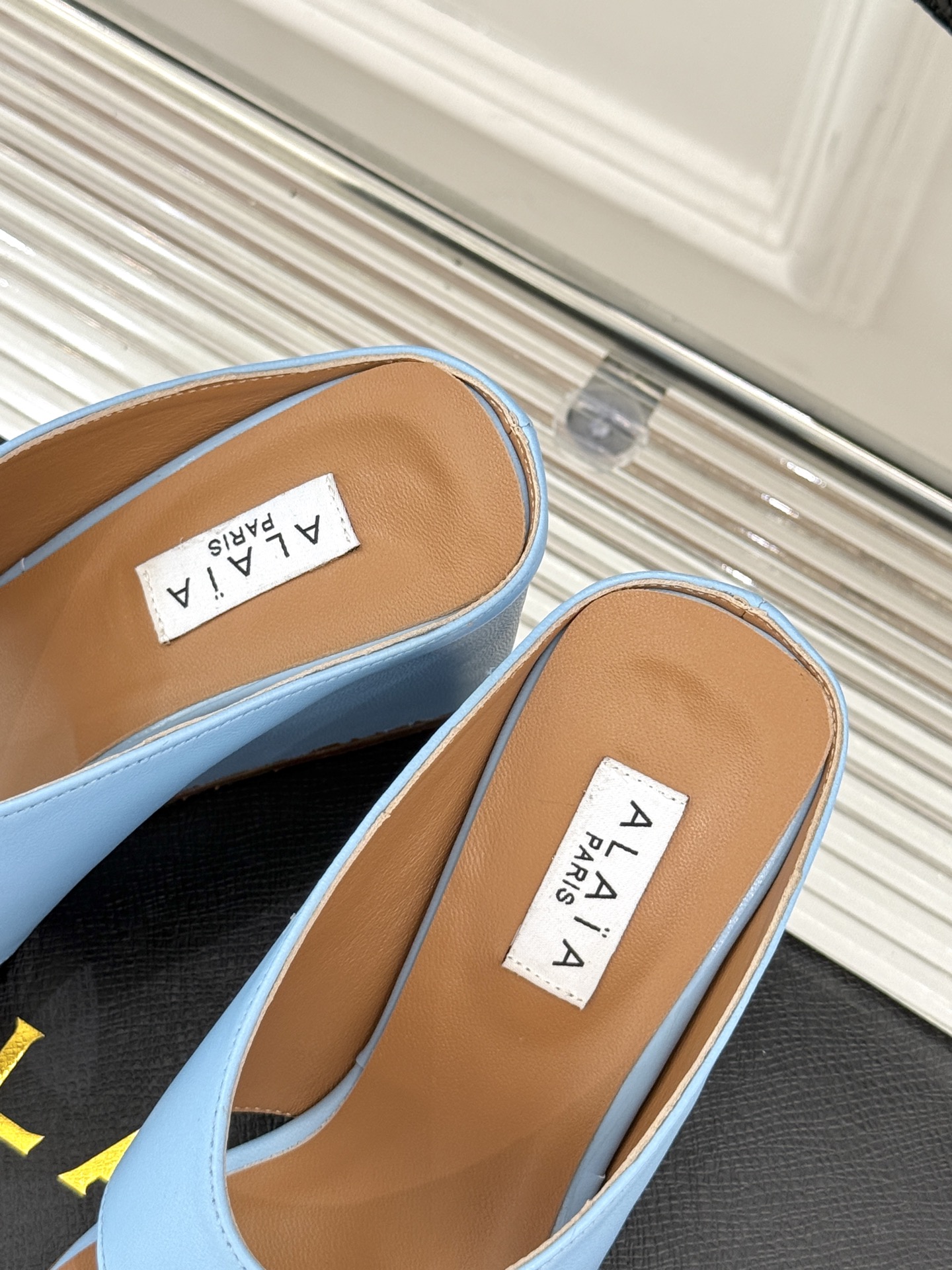 
ALAIA/阿莱娅新品坡跟夹脚拖鞋
夏天到了 也到了穿凉鞋的季节
这款凉鞋真的是上脚一眼惊艳
涂个指甲