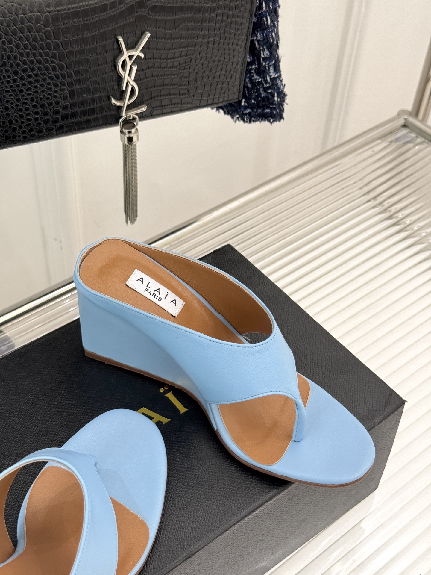 
ALAIA/阿莱娅新品坡跟夹脚拖鞋
夏天到了 也到了穿凉鞋的季节
这款凉鞋真的是上脚一眼惊艳
涂个指甲