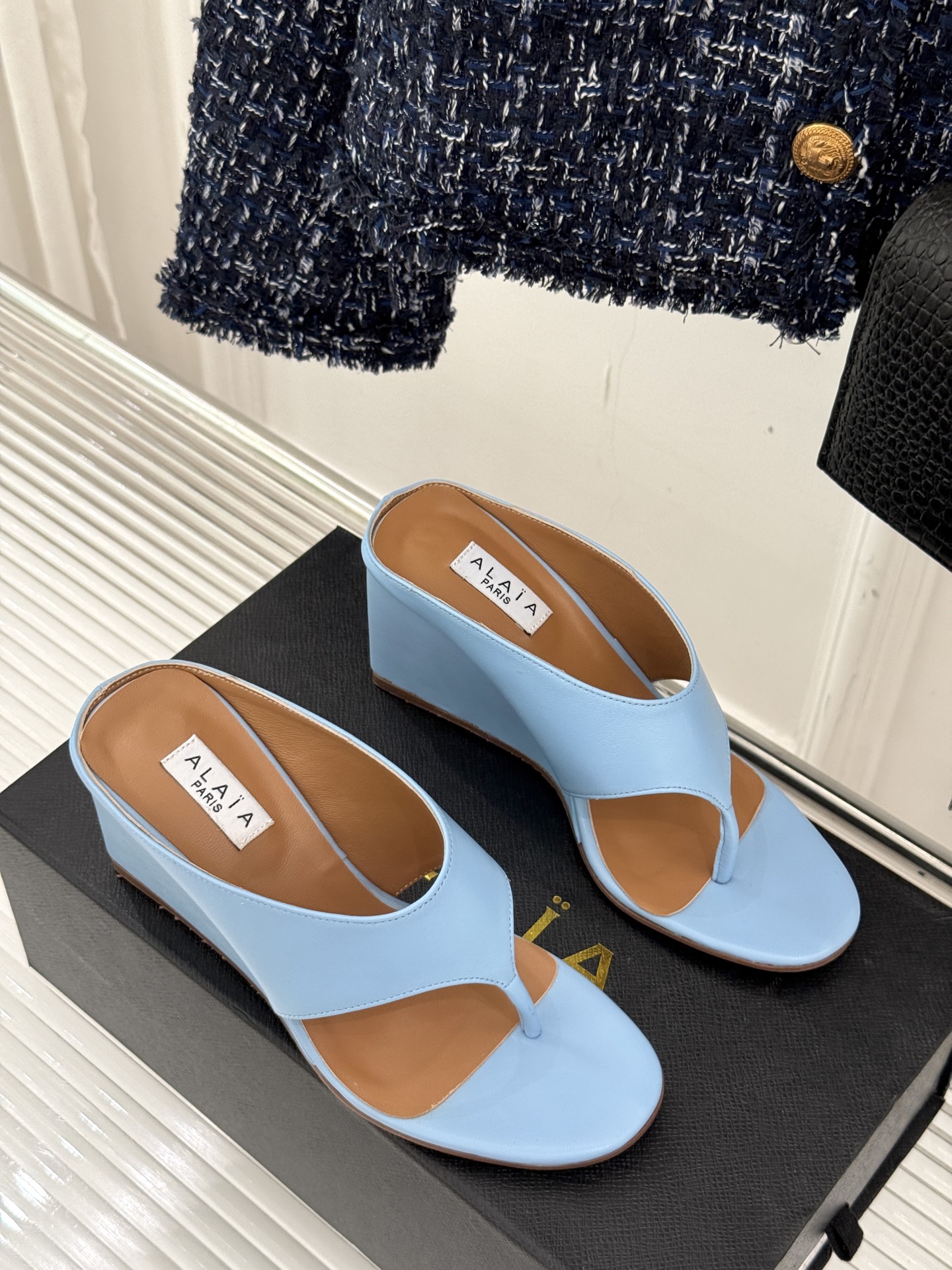 
ALAIA/阿莱娅新品坡跟夹脚拖鞋
夏天到了 也到了穿凉鞋的季节
这款凉鞋真的是上脚一眼惊艳
涂个指甲