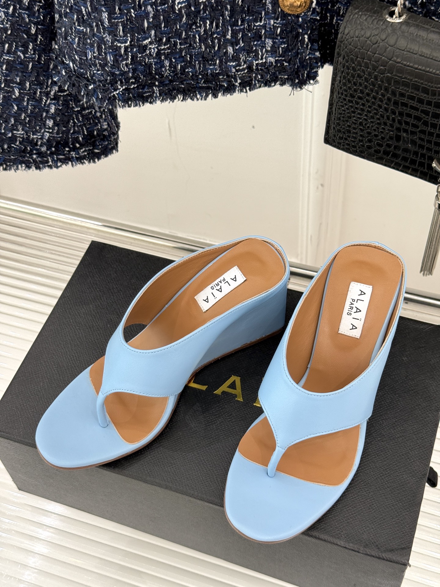 
ALAIA/阿莱娅新品坡跟夹脚拖鞋
夏天到了 也到了穿凉鞋的季节
这款凉鞋真的是上脚一眼惊艳
涂个指甲