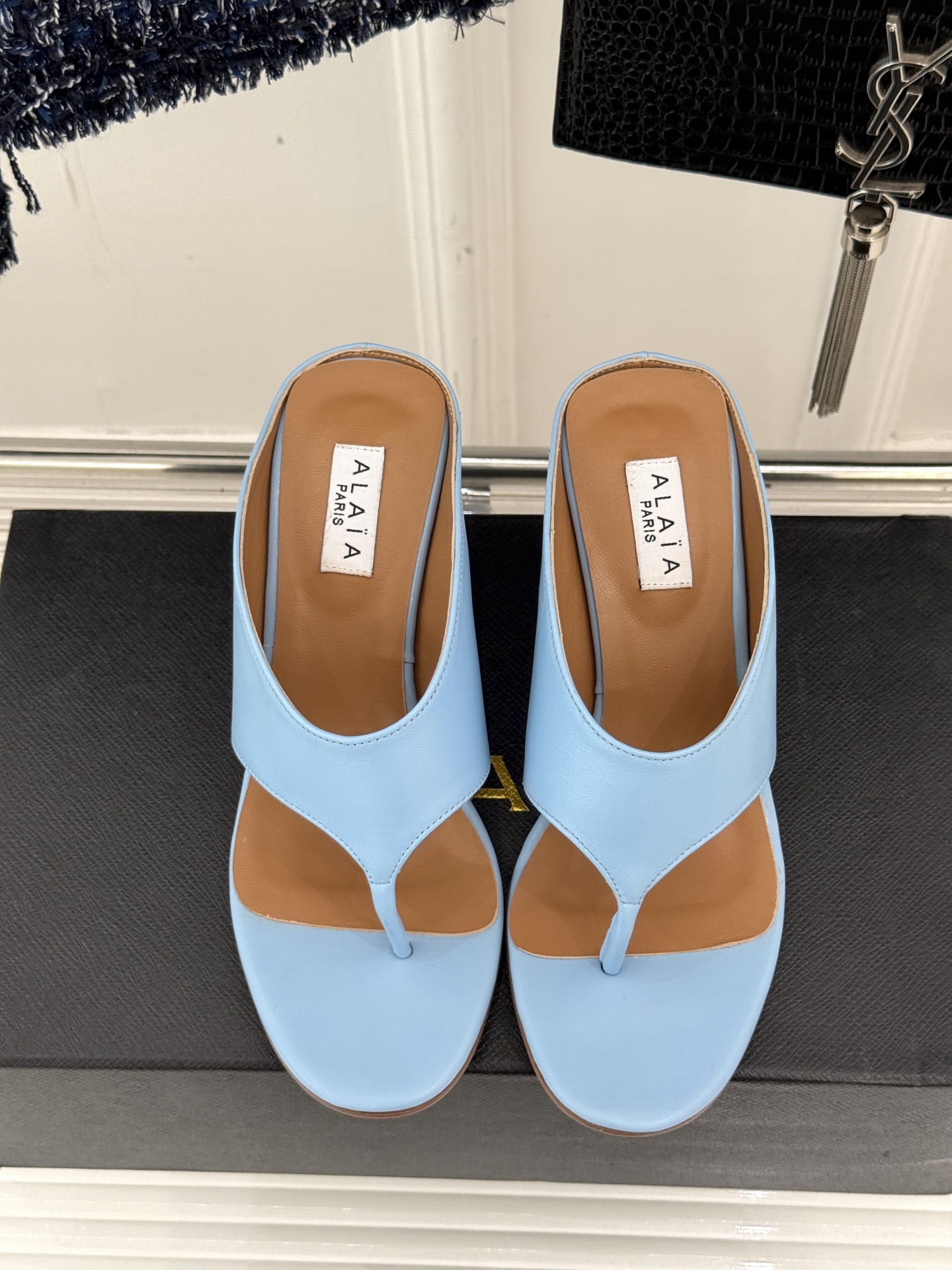 
ALAIA/阿莱娅新品坡跟夹脚拖鞋
夏天到了 也到了穿凉鞋的季节
这款凉鞋真的是上脚一眼惊艳
涂个指甲