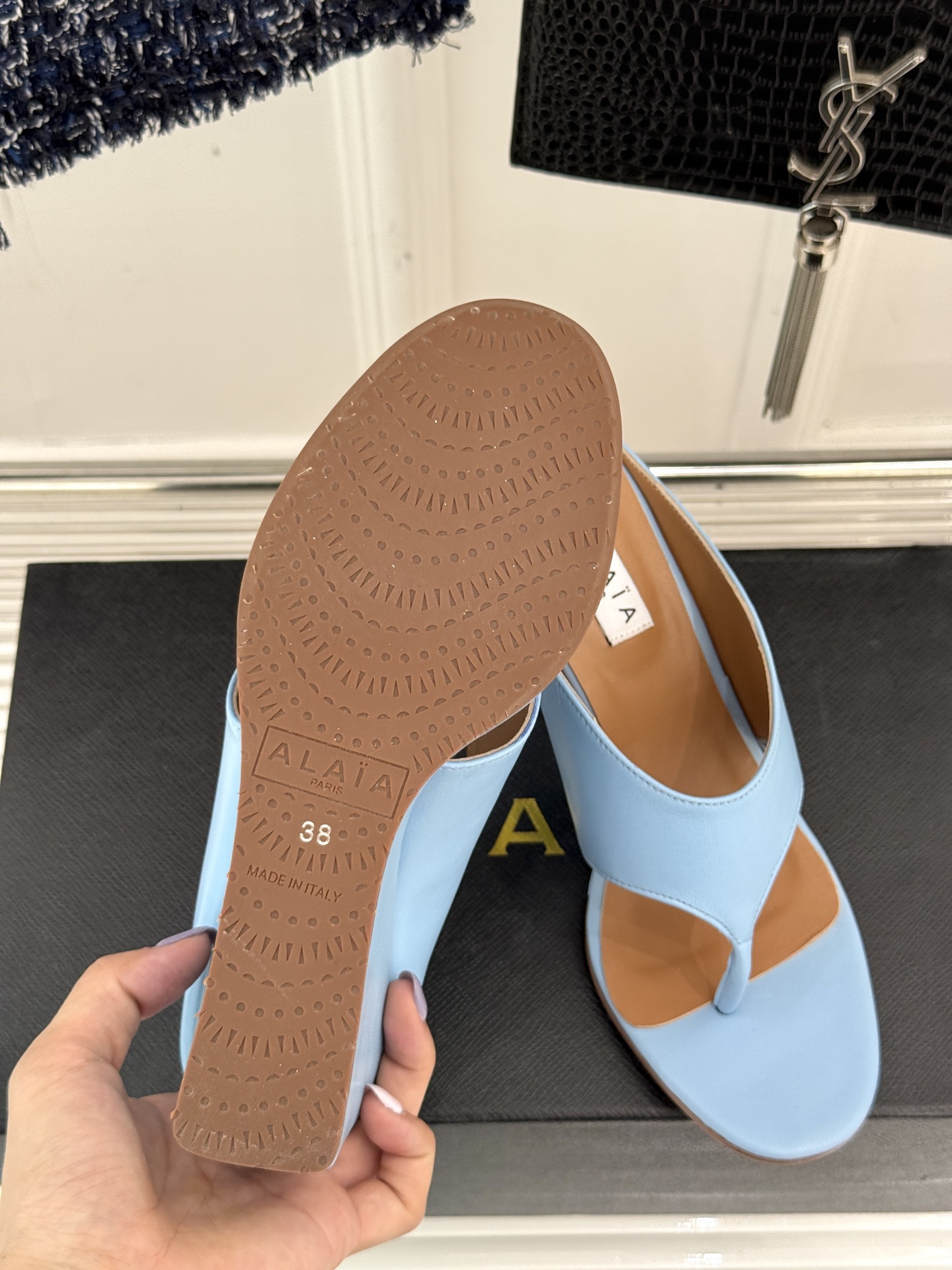 
ALAIA/阿莱娅新品坡跟夹脚拖鞋
夏天到了 也到了穿凉鞋的季节
这款凉鞋真的是上脚一眼惊艳
涂个指甲