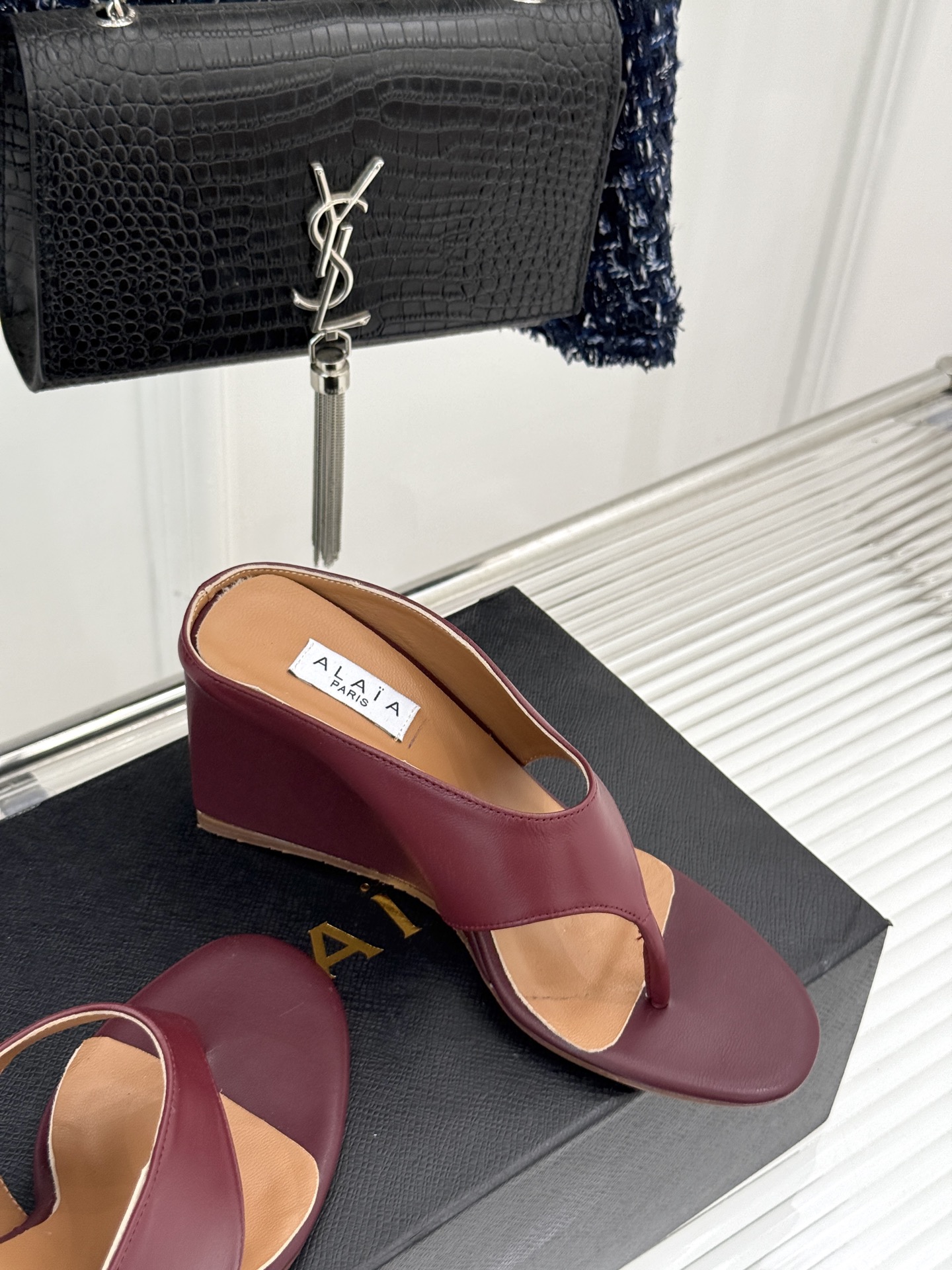 
ALAIA/阿莱娅新品坡跟夹脚拖鞋
夏天到了 也到了穿凉鞋的季节
这款凉鞋真的是上脚一眼惊艳
涂个指甲
