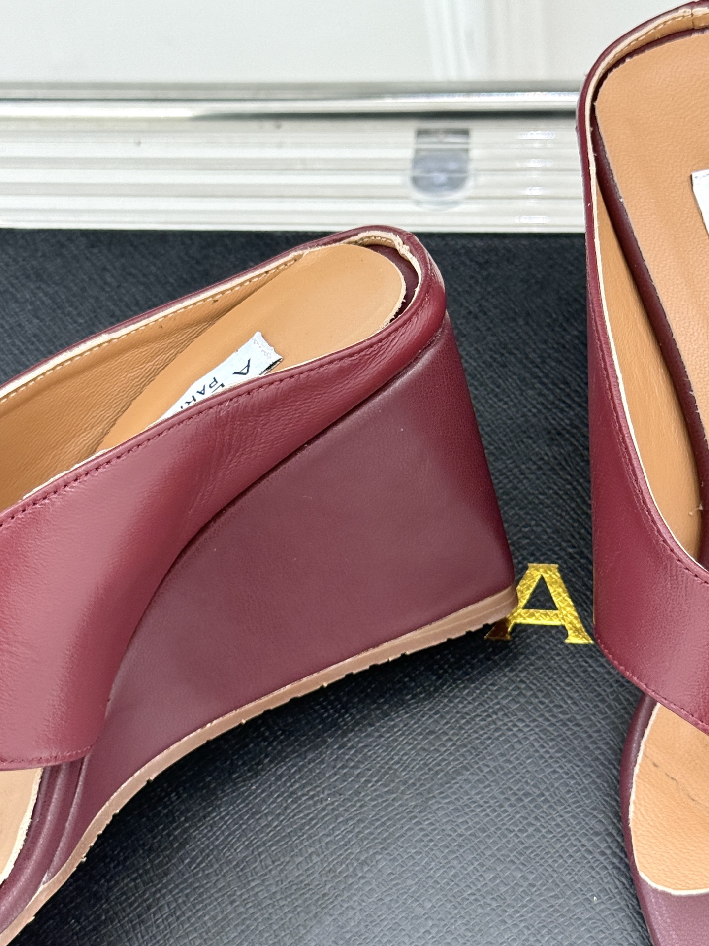 
ALAIA/阿莱娅新品坡跟夹脚拖鞋
夏天到了 也到了穿凉鞋的季节
这款凉鞋真的是上脚一眼惊艳
涂个指甲