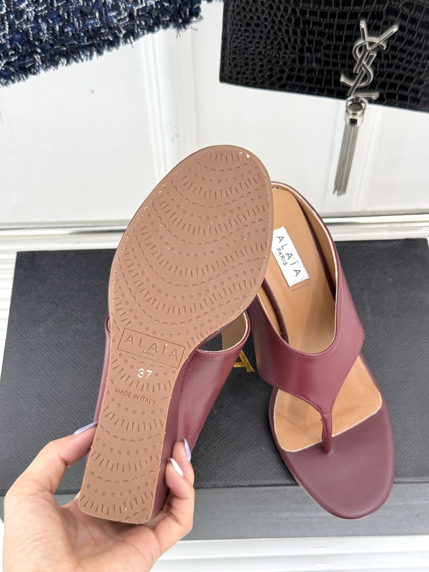 
ALAIA/阿莱娅新品坡跟夹脚拖鞋
夏天到了 也到了穿凉鞋的季节
这款凉鞋真的是上脚一眼惊艳
涂个指甲