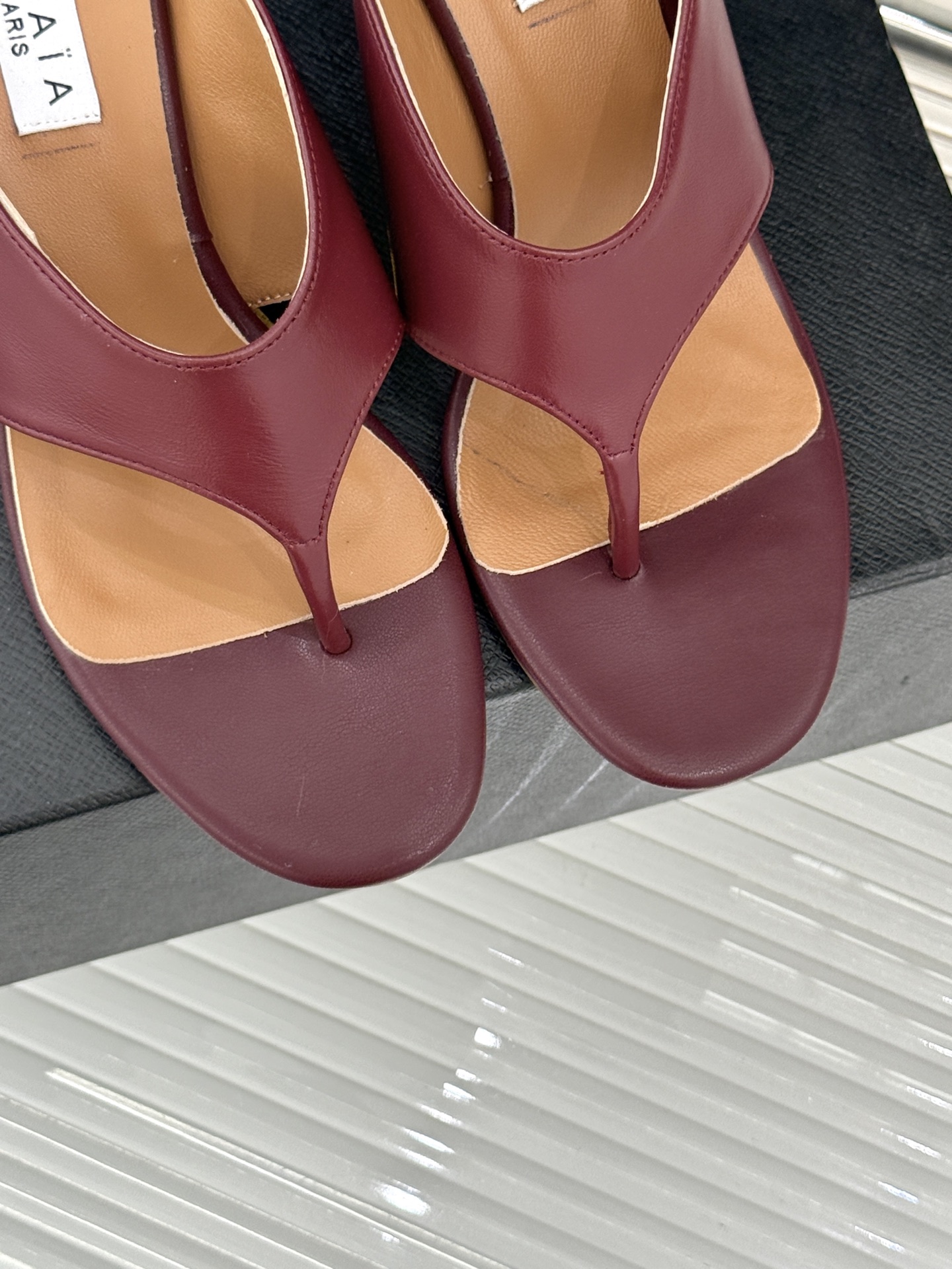 
ALAIA/阿莱娅新品坡跟夹脚拖鞋
夏天到了 也到了穿凉鞋的季节
这款凉鞋真的是上脚一眼惊艳
涂个指甲