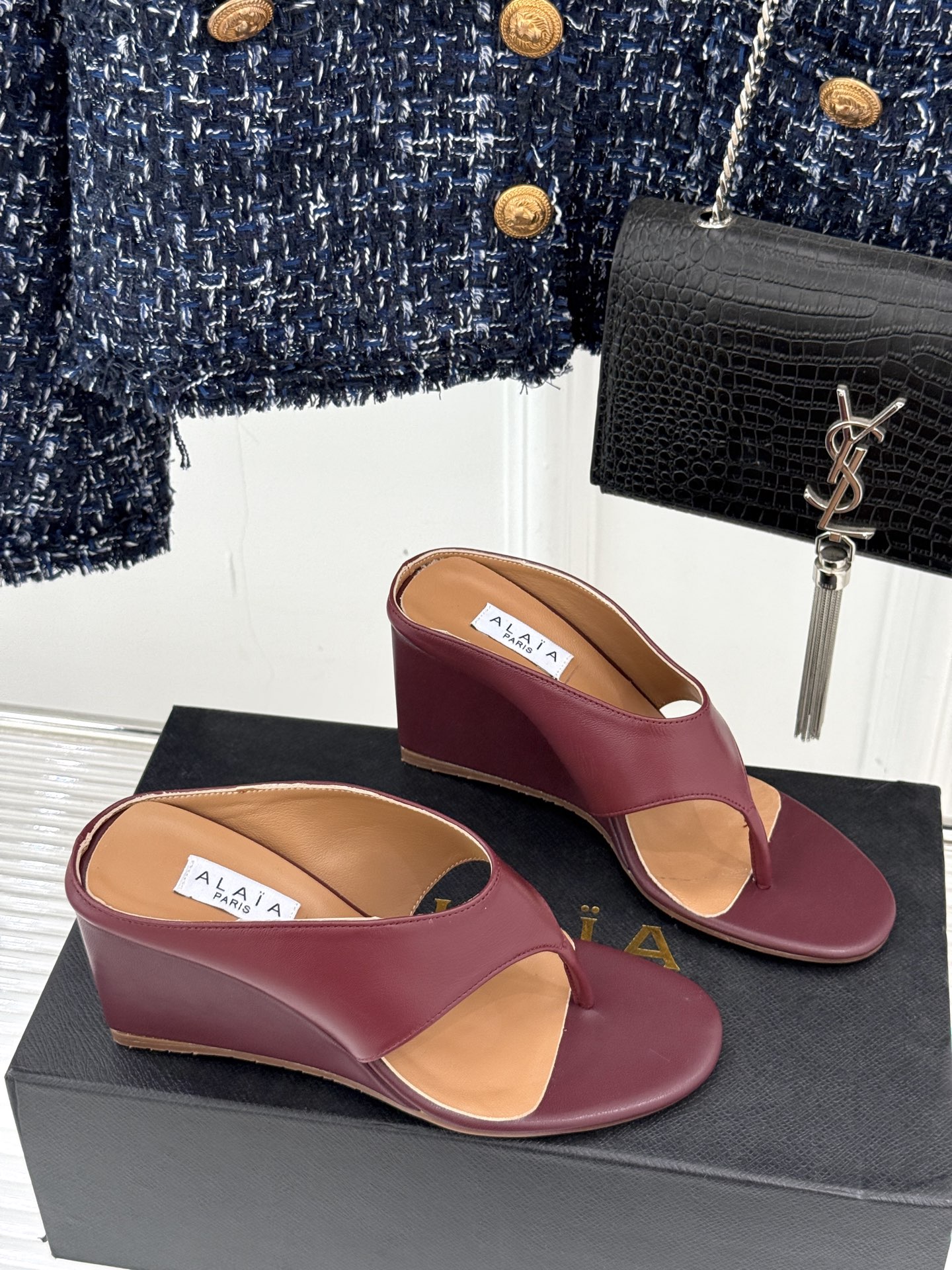 
ALAIA/阿莱娅新品坡跟夹脚拖鞋
夏天到了 也到了穿凉鞋的季节
这款凉鞋真的是上脚一眼惊艳
涂个指甲