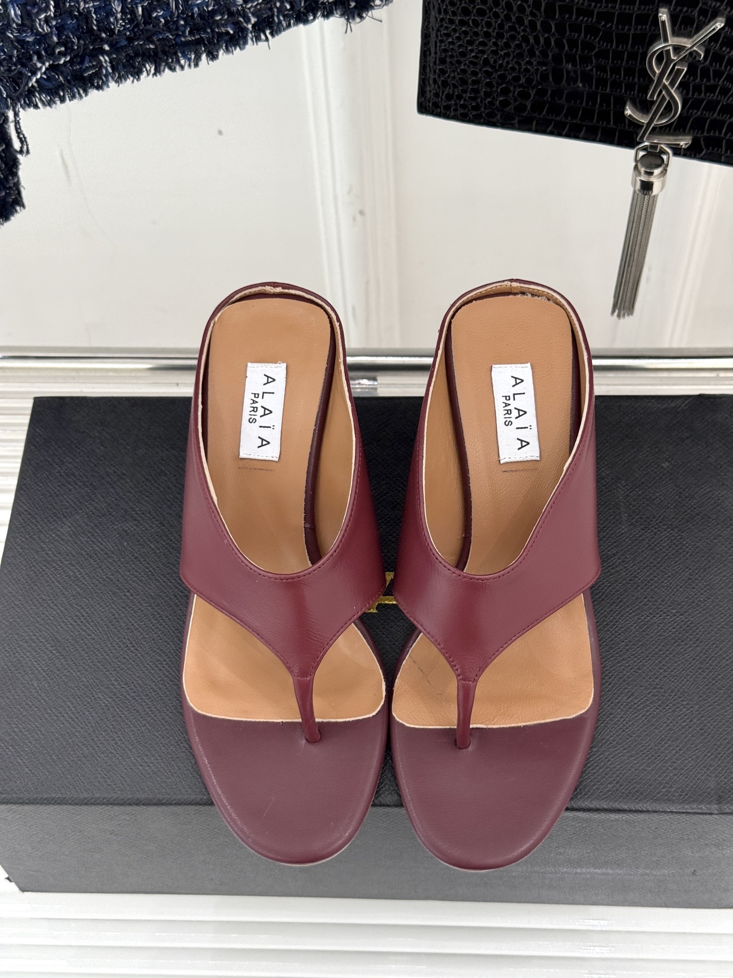 
ALAIA/阿莱娅新品坡跟夹脚拖鞋
夏天到了 也到了穿凉鞋的季节
这款凉鞋真的是上脚一眼惊艳
涂个指甲