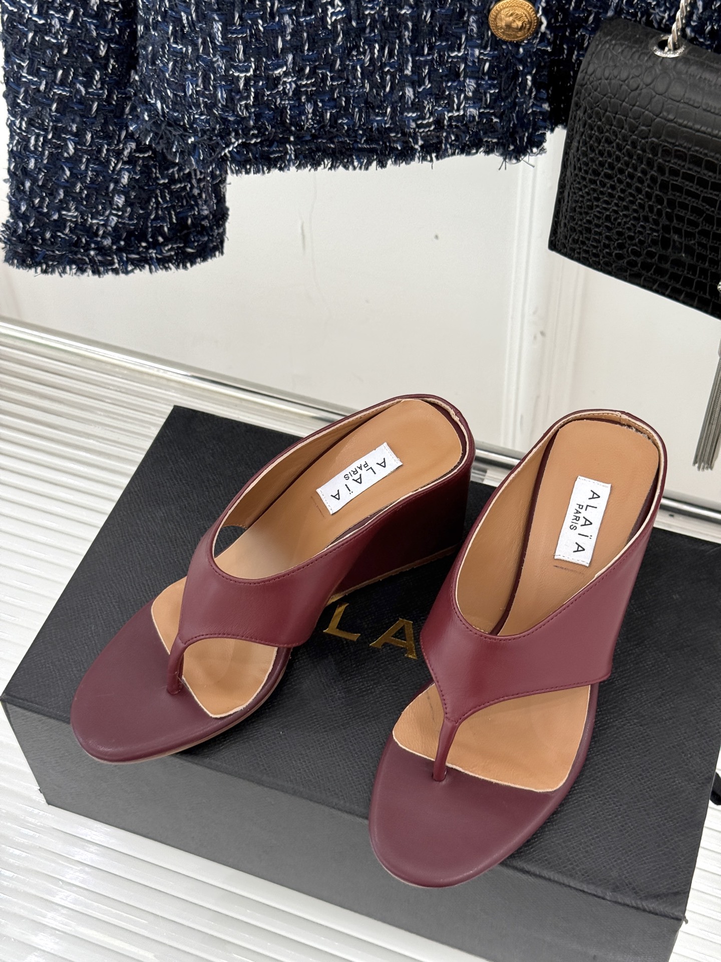
ALAIA/阿莱娅新品坡跟夹脚拖鞋
夏天到了 也到了穿凉鞋的季节
这款凉鞋真的是上脚一眼惊艳
涂个指甲