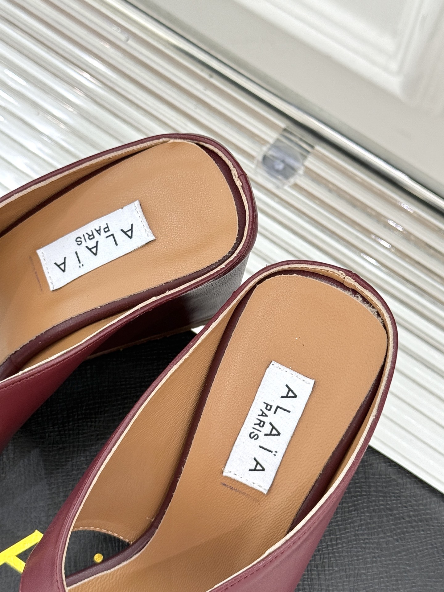 
ALAIA/阿莱娅新品坡跟夹脚拖鞋
夏天到了 也到了穿凉鞋的季节
这款凉鞋真的是上脚一眼惊艳
涂个指甲