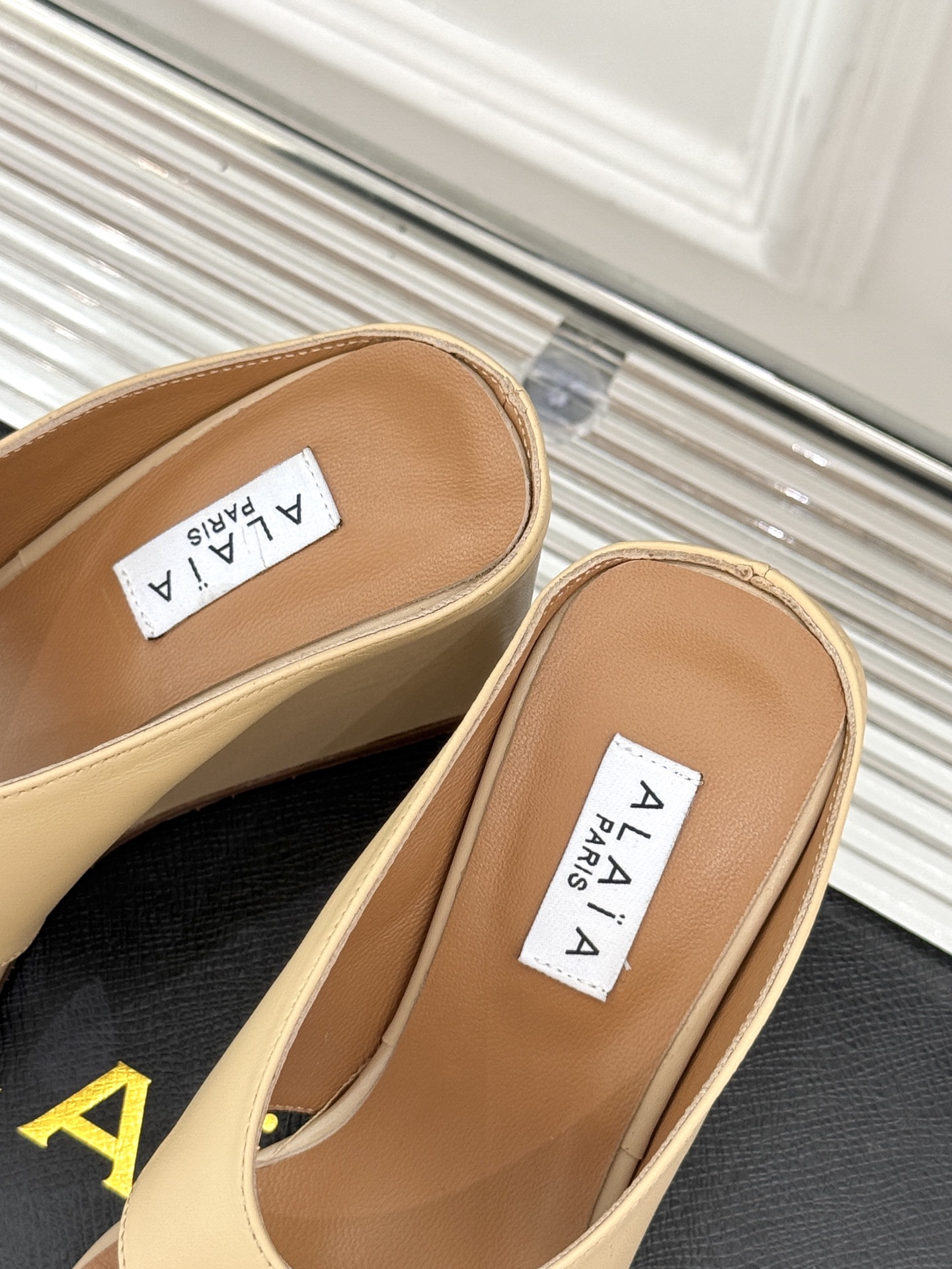 
ALAIA/阿莱娅新品坡跟夹脚拖鞋
夏天到了 也到了穿凉鞋的季节
这款凉鞋真的是上脚一眼惊艳
涂个指甲