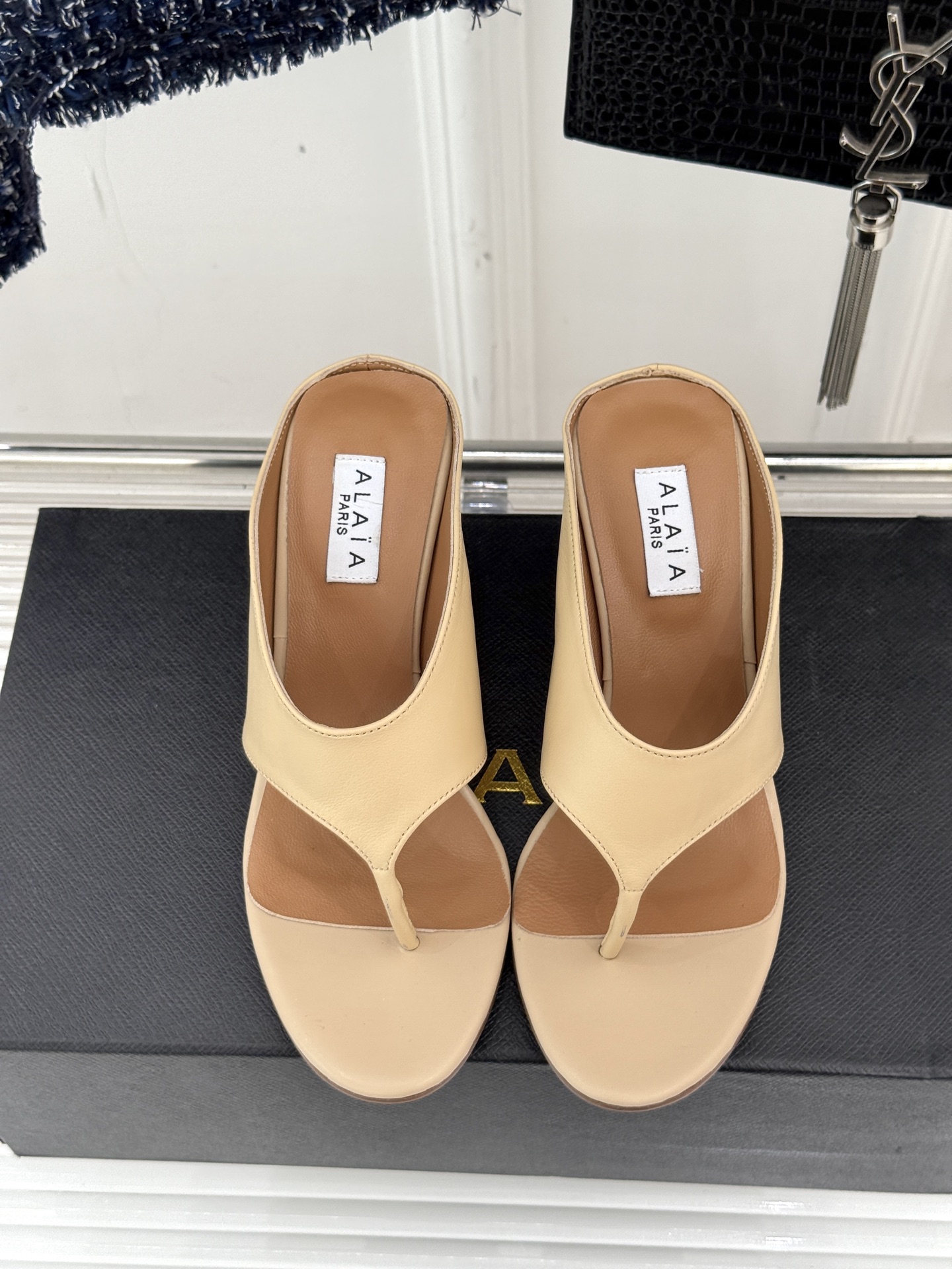 
ALAIA/阿莱娅新品坡跟夹脚拖鞋
夏天到了 也到了穿凉鞋的季节
这款凉鞋真的是上脚一眼惊艳
涂个指甲